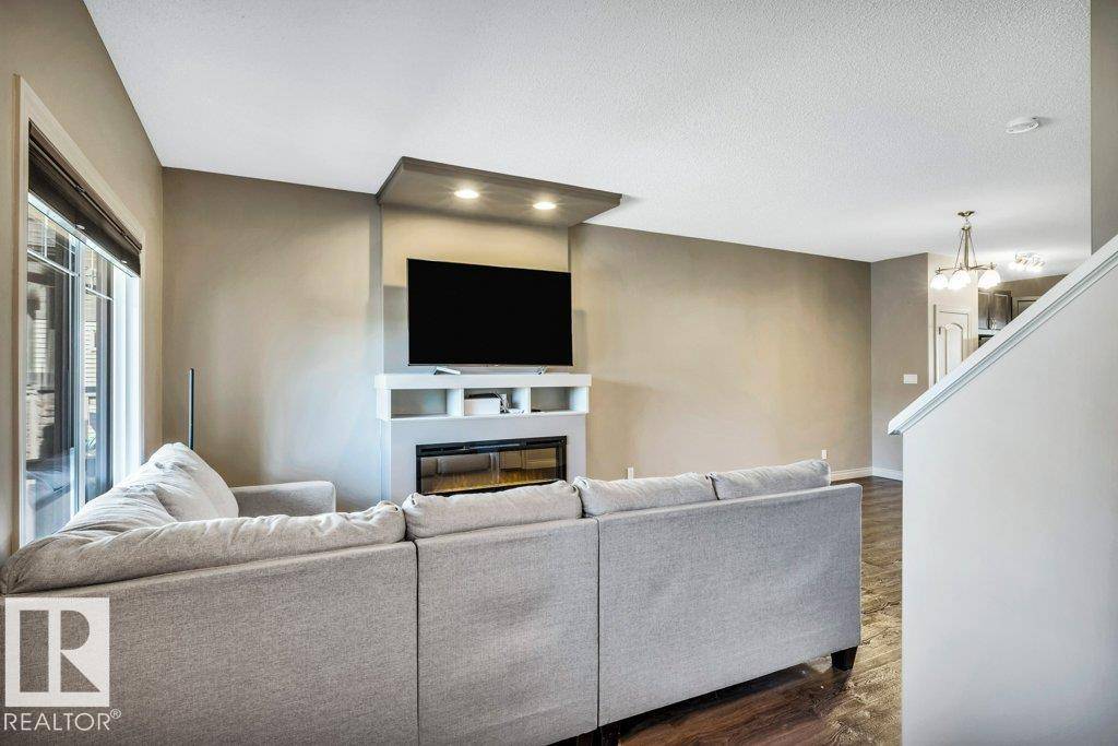 Edmonton, AB T6W 2Y5,7208 CARDINAL WY SW