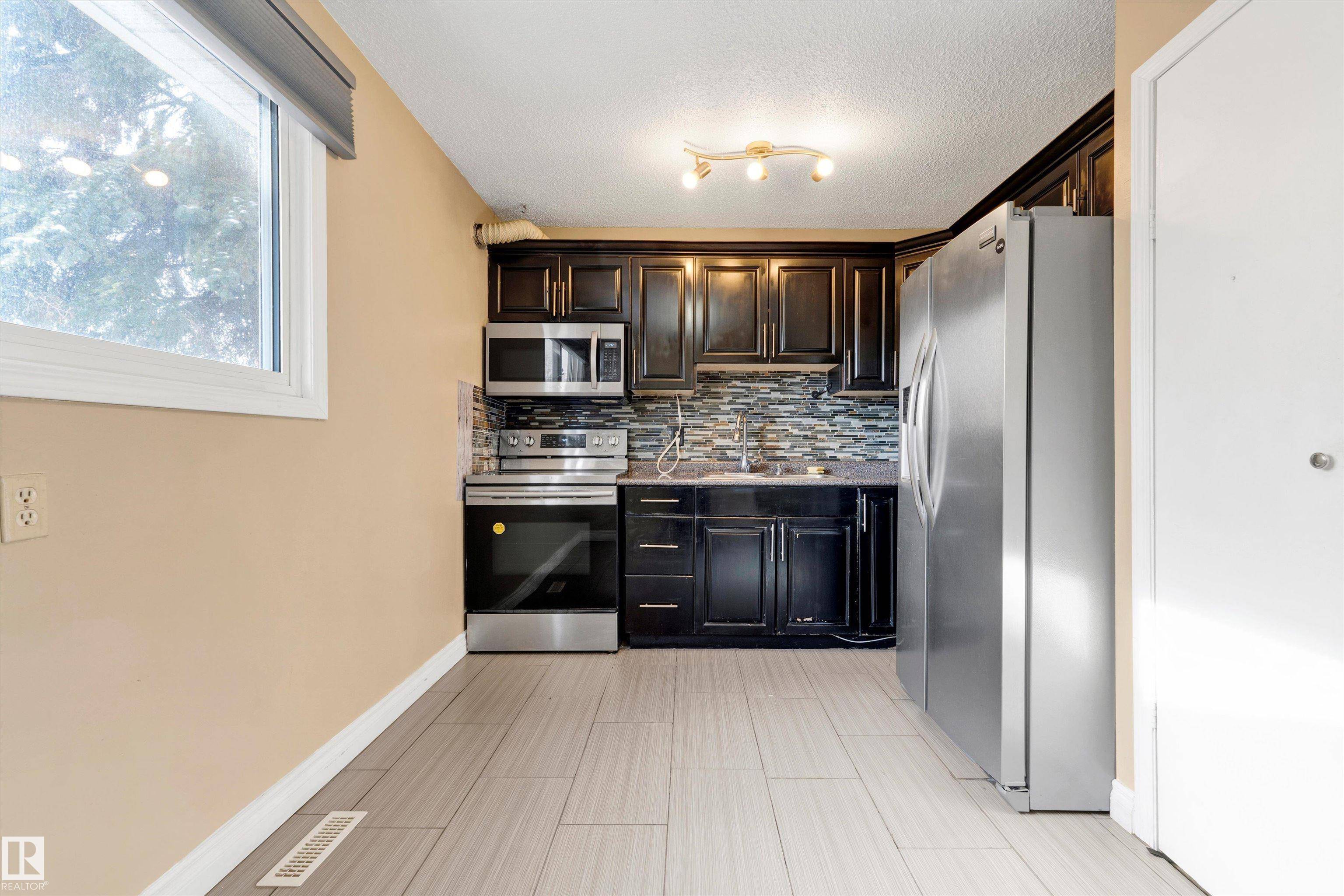 Edmonton, AB T6K 2B8,1537 KNOTTWOOD NW