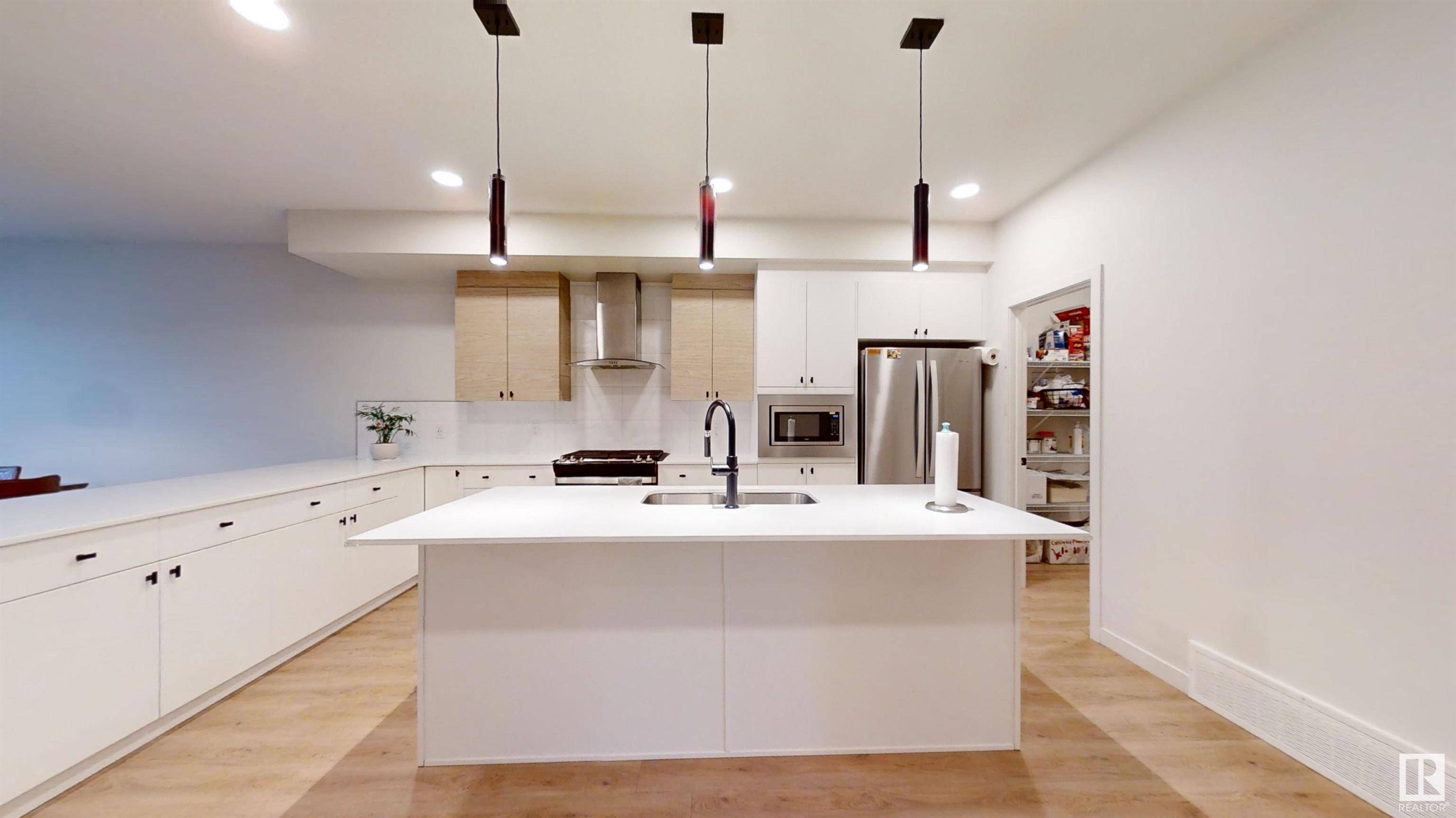 Edmonton, AB T6X 2Z6,9468 Pear Cres SW