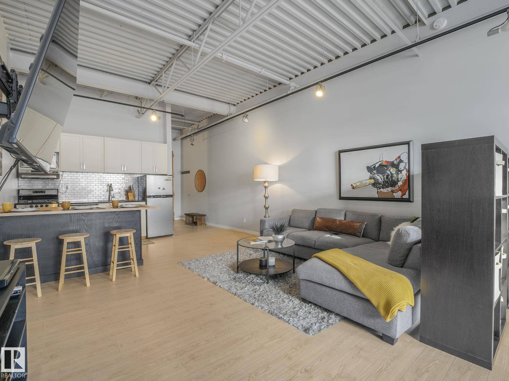Edmonton, AB T5J 1E8,#305 10355 105 ST NW