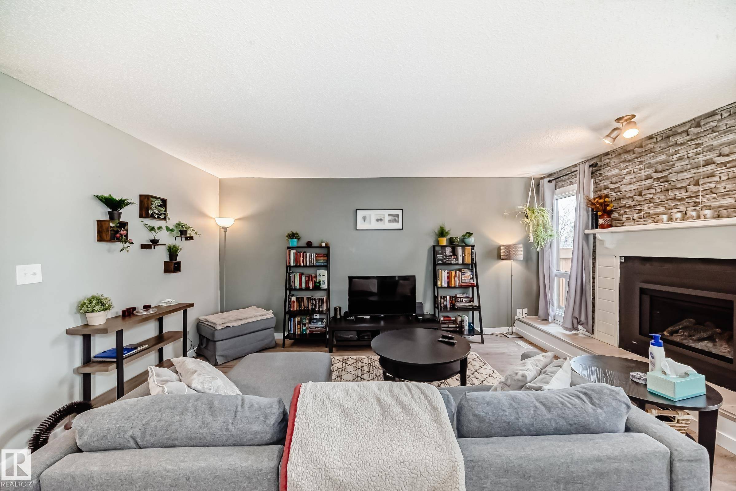 Edmonton, AB T6H 5H4,2920 36 ST NW