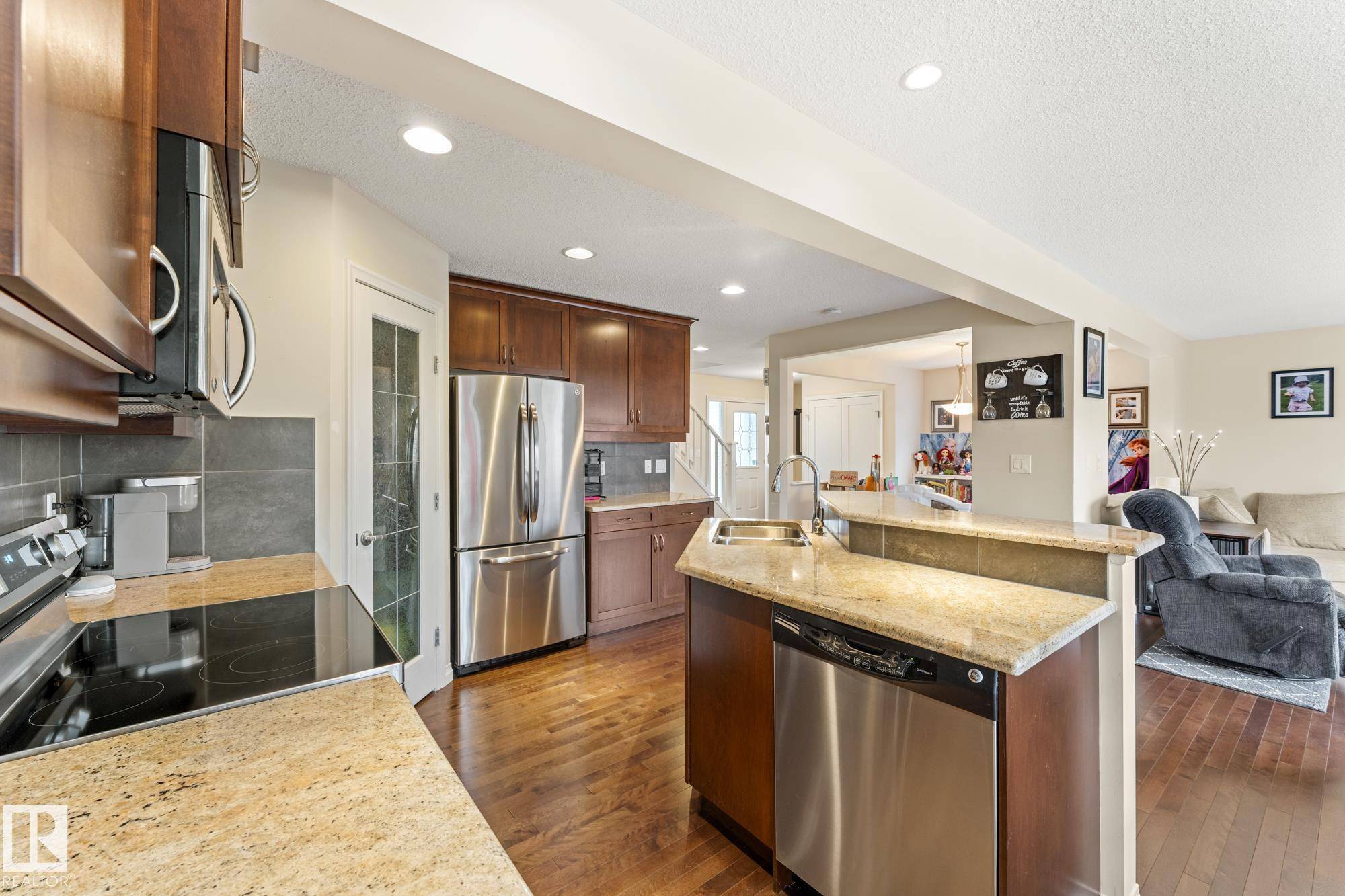 Edmonton, AB T5Y 0K5,5732 168 AV NW