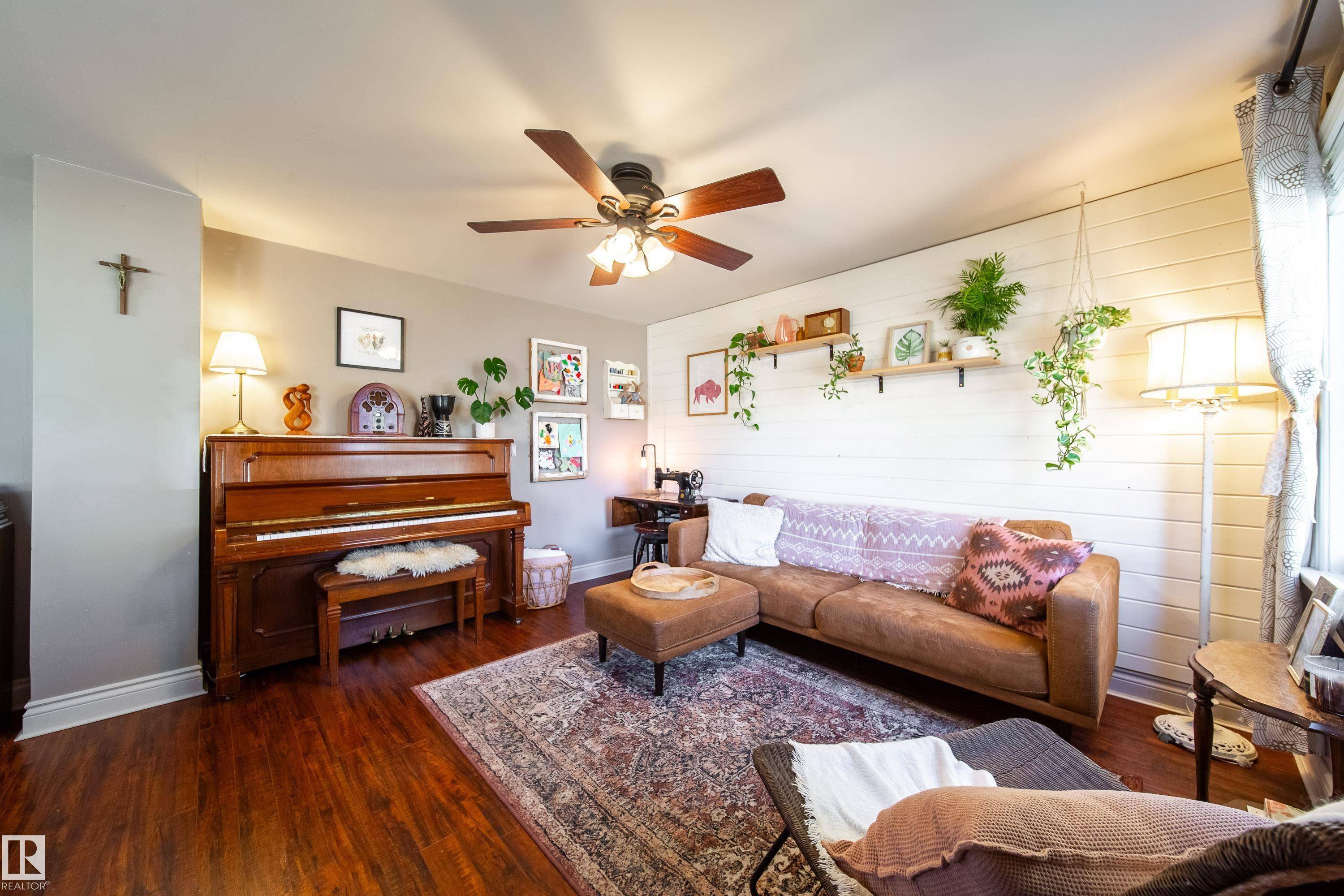 Edmonton, AB T5G 1P2,11349 95A ST NW