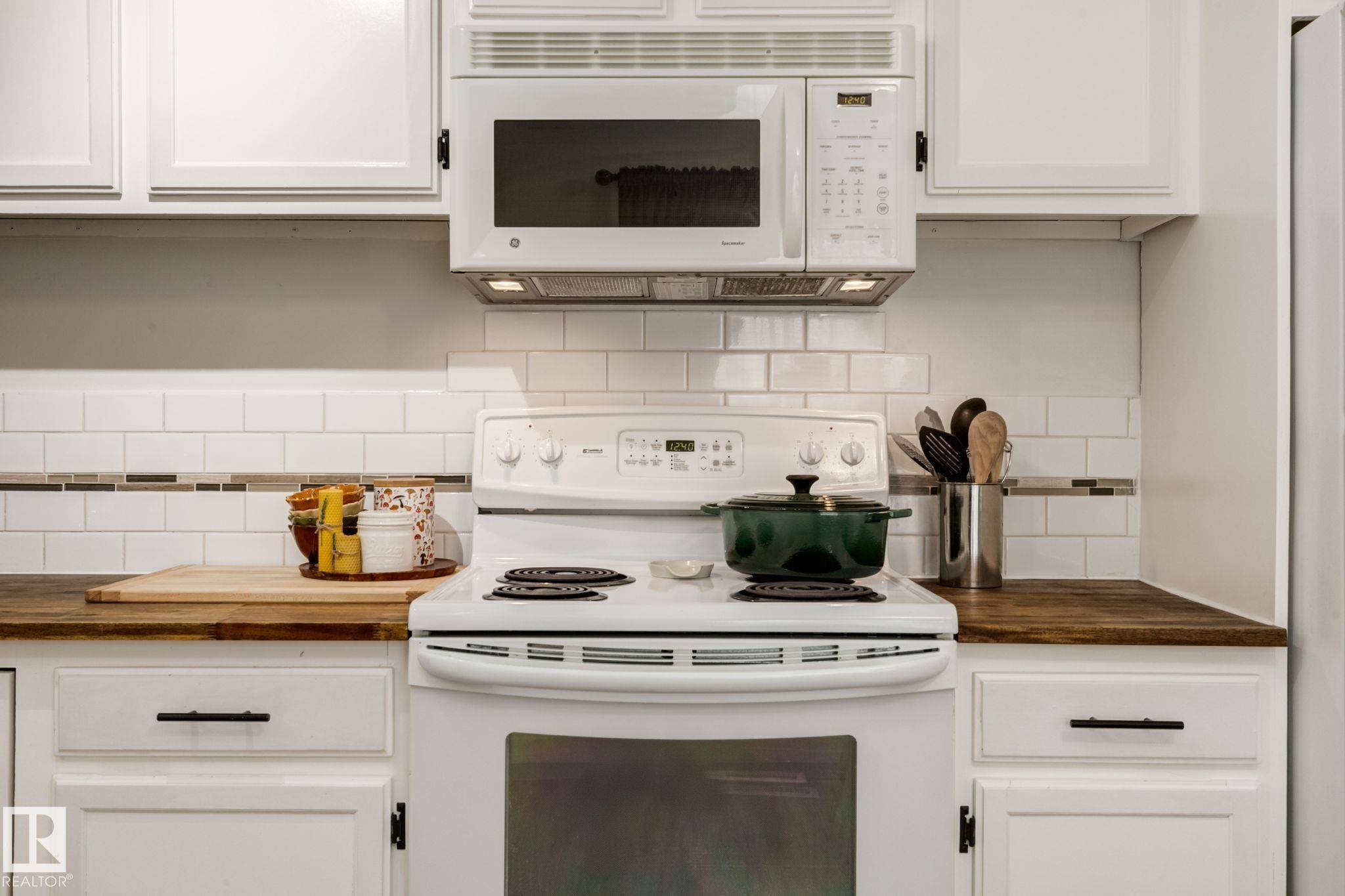 Edmonton, AB T6K 2V6,579 KNOTTWOOD RD W NW
