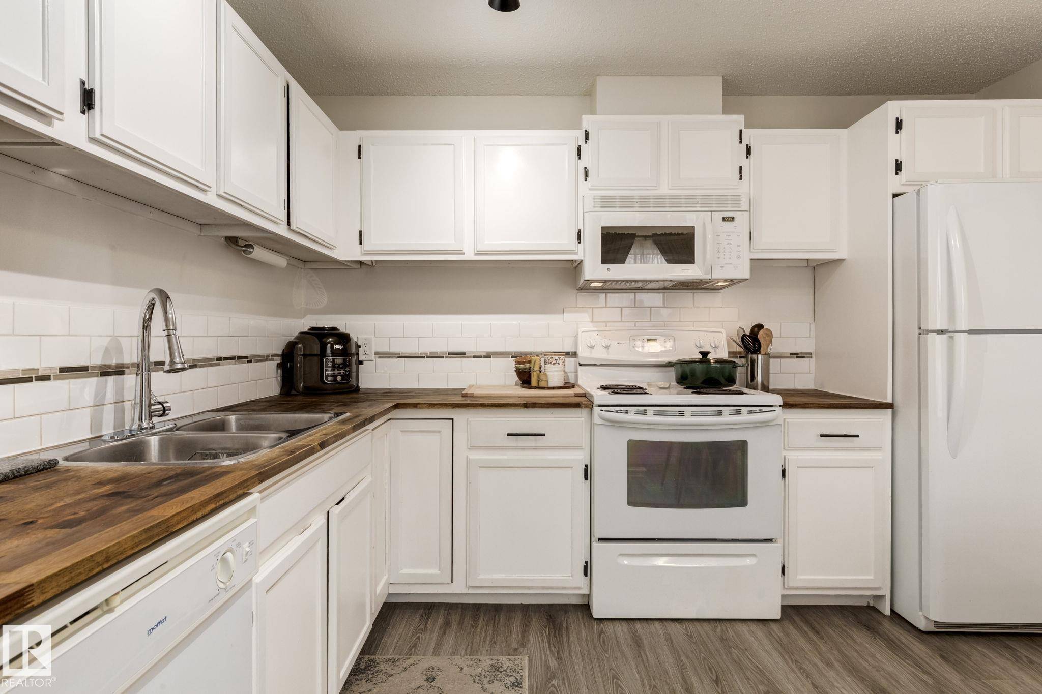 Edmonton, AB T6K 2V6,579 KNOTTWOOD RD W NW