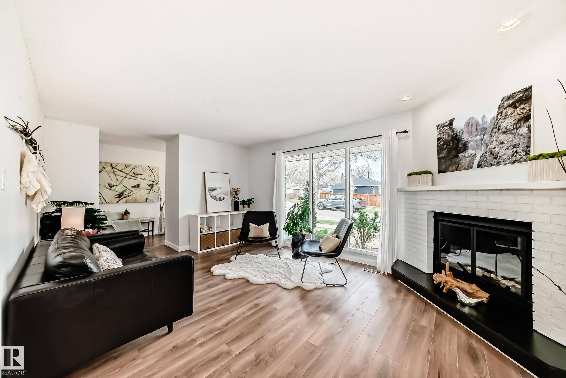 Edmonton, AB T6A 1B3,8107 105 AV NW