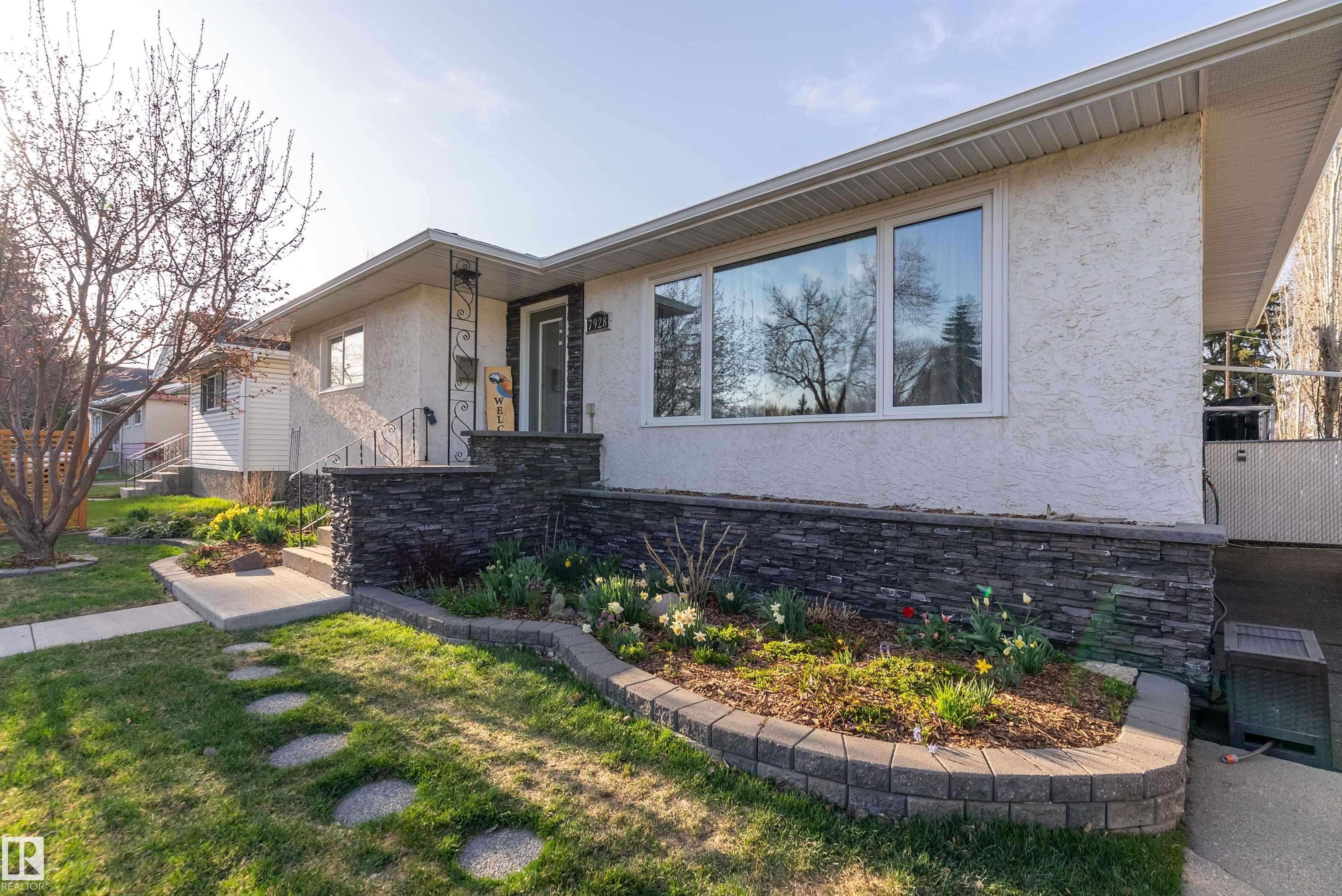 Edmonton, AB T6A 0B4,7928 98 AV NW