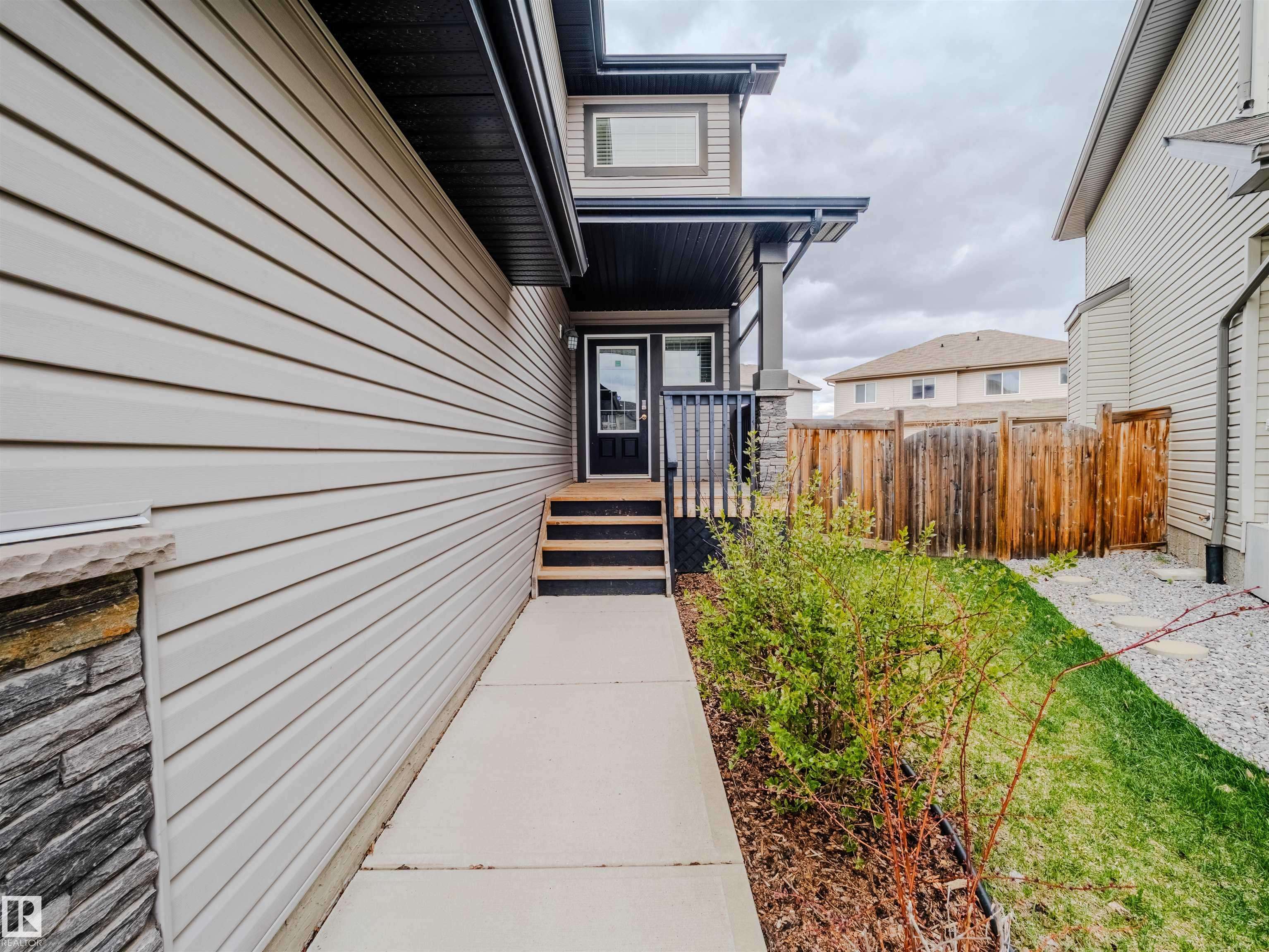 Edmonton, AB T6W 2E7,11732 18 AV SW