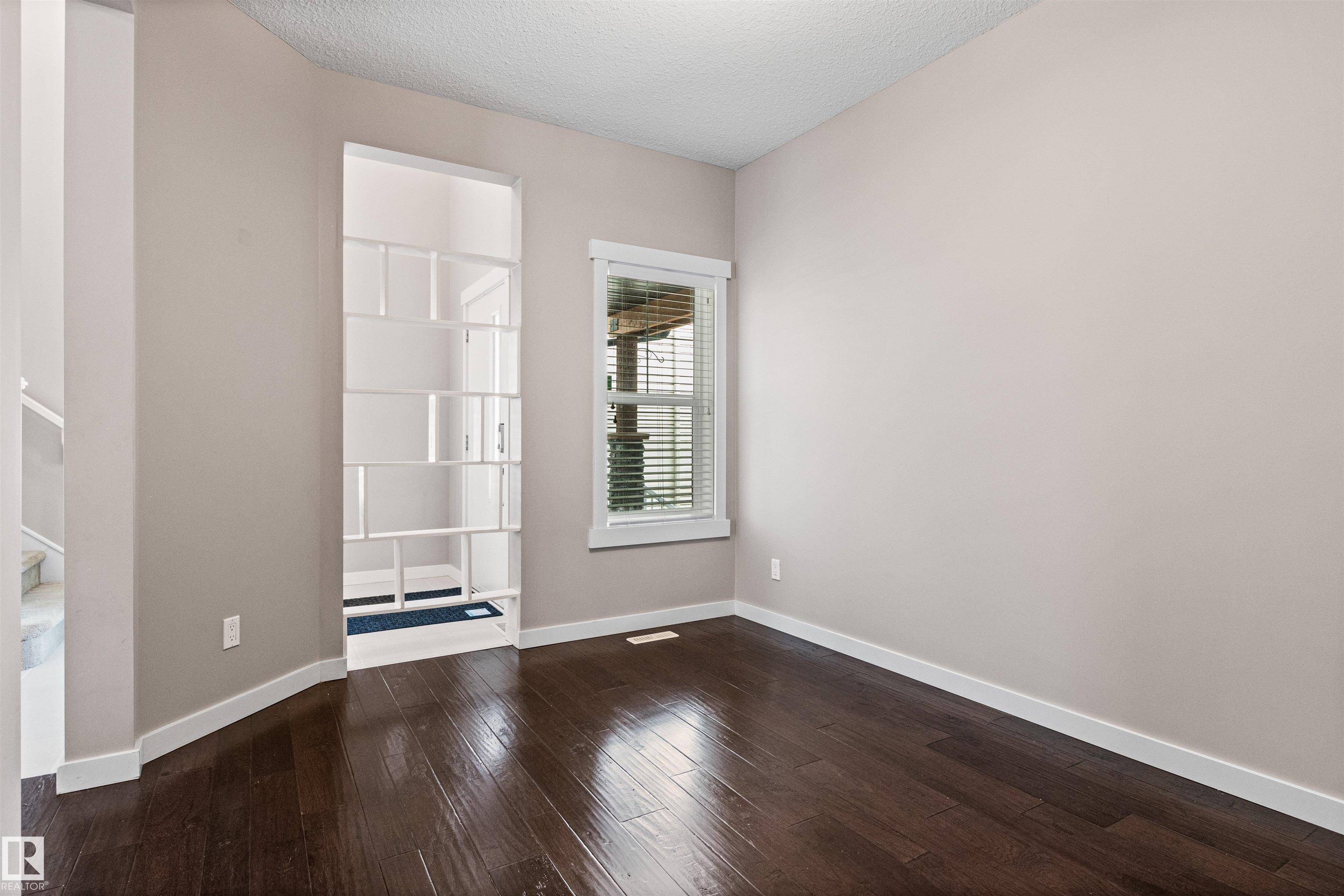 Edmonton, AB T6W 1Y7,3952 CLAXTON LO SW