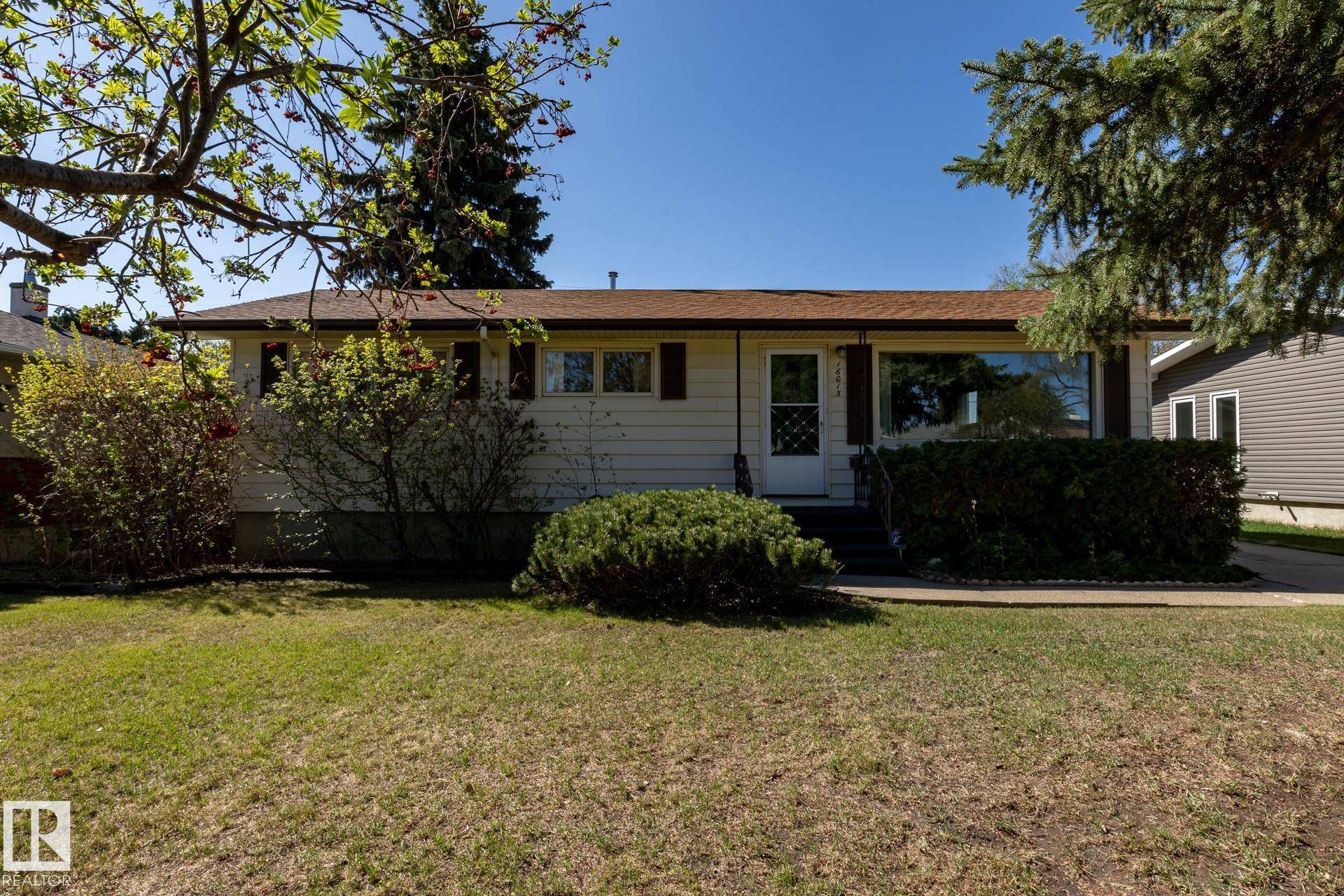 Edmonton, AB T5R 5J7,16013 93A AV NW