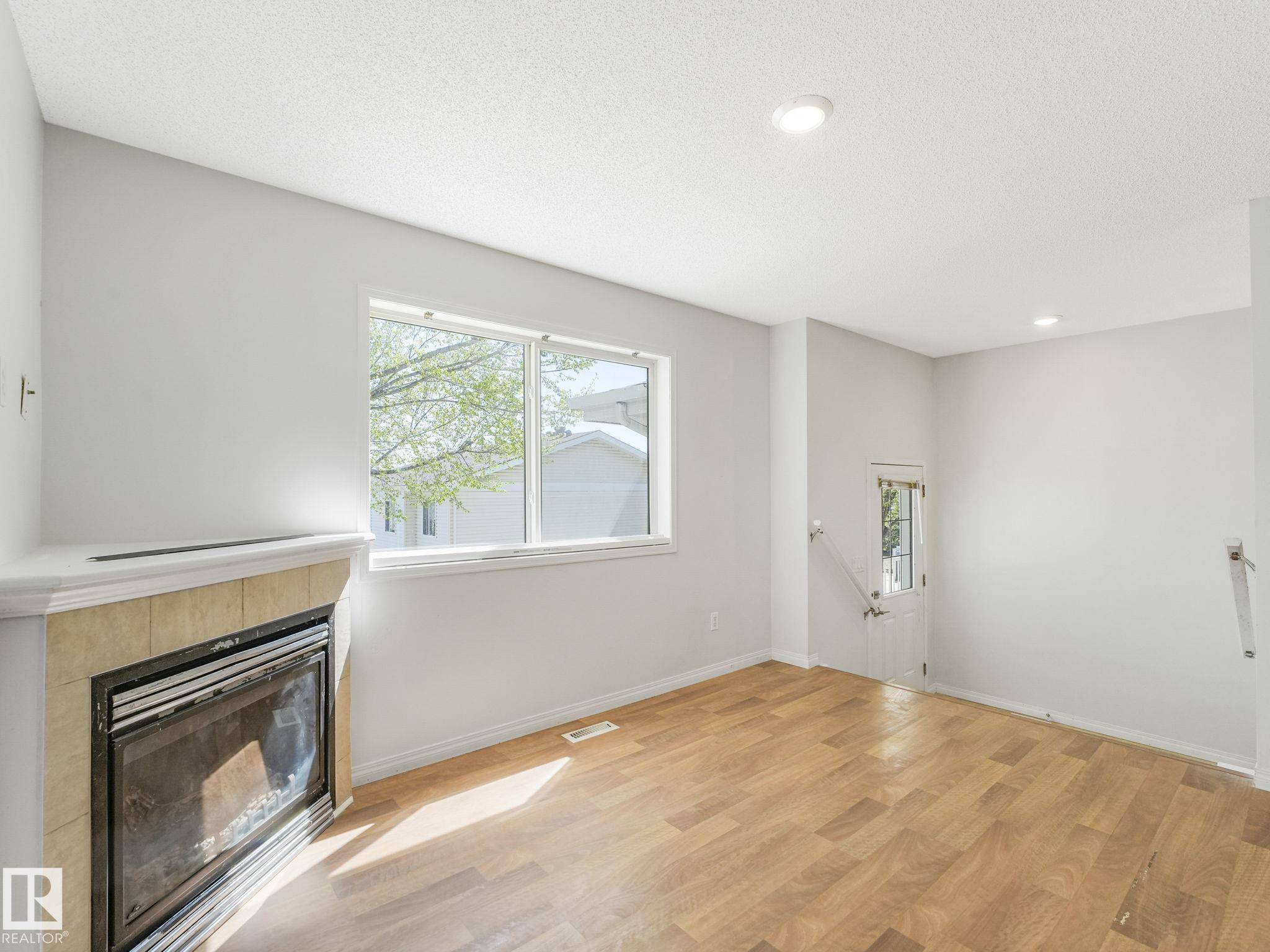 Edmonton, AB T5A 0E8,#23 130 HYNDMAN CR NW