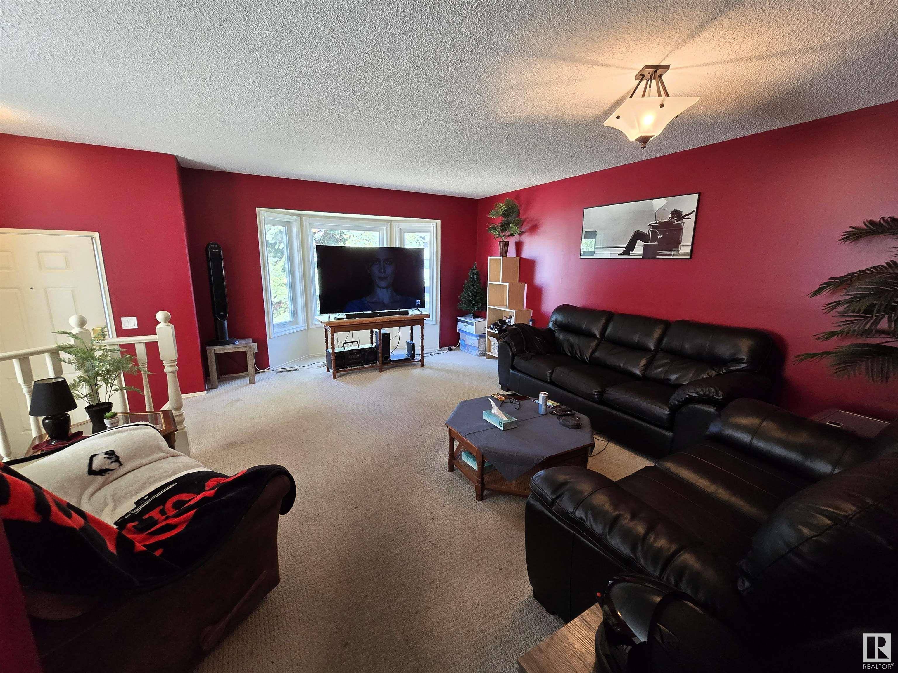 Edmonton, AB T6L 6P2,823 JOHNS CL NW