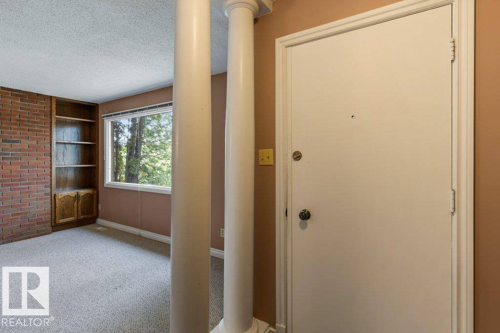 Edmonton, AB T6K 0L4,7503 36B AV NW