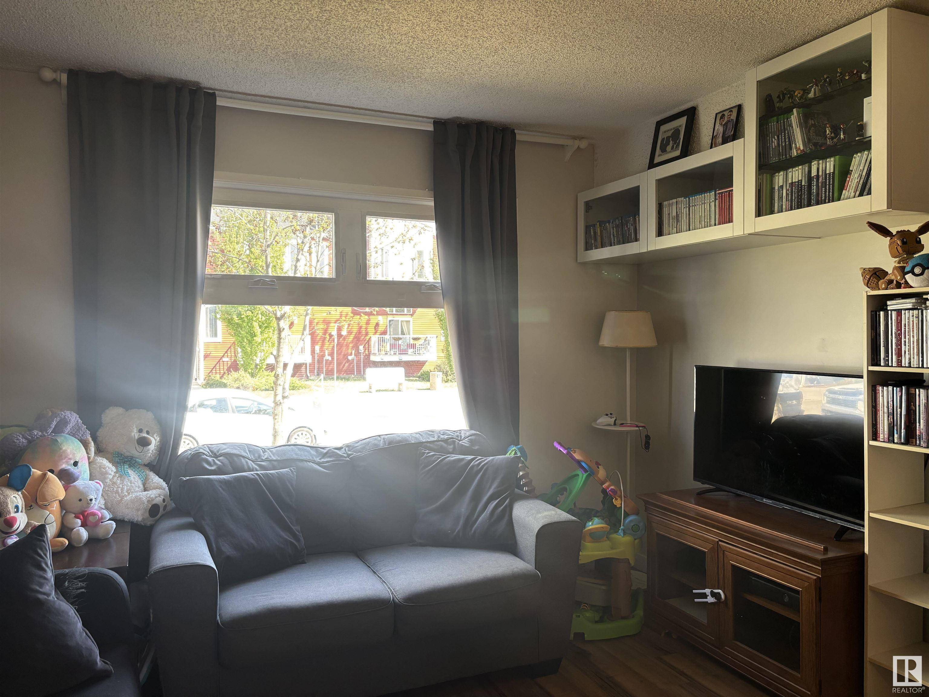 Edmonton, AB T5Y 2E3,2917 151 AV NW