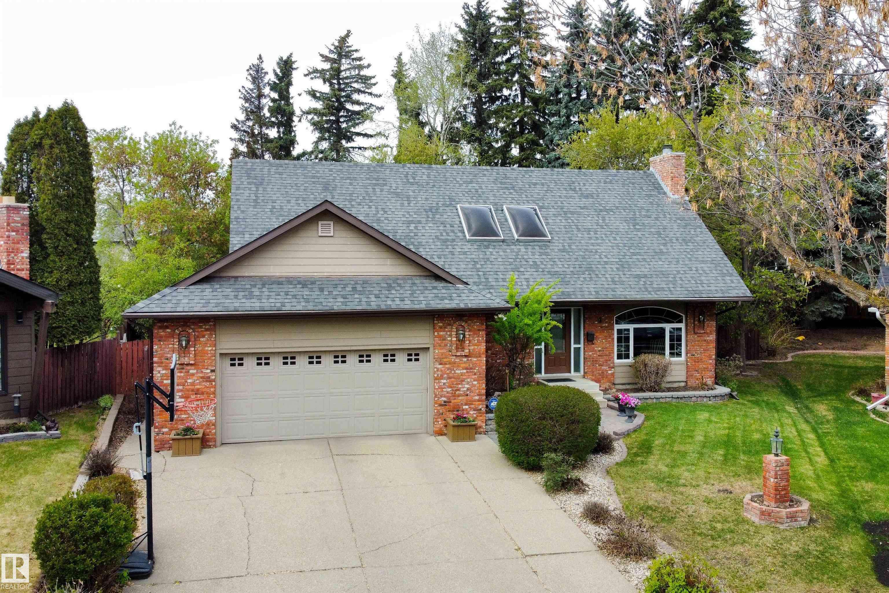 St. Albert, AB T8N 3B1,4 GREEN LEES PL