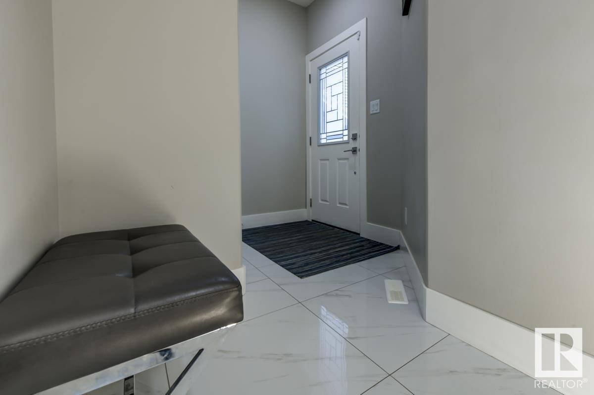 Edmonton, AB T6W 4P2,16213 32 AV SW