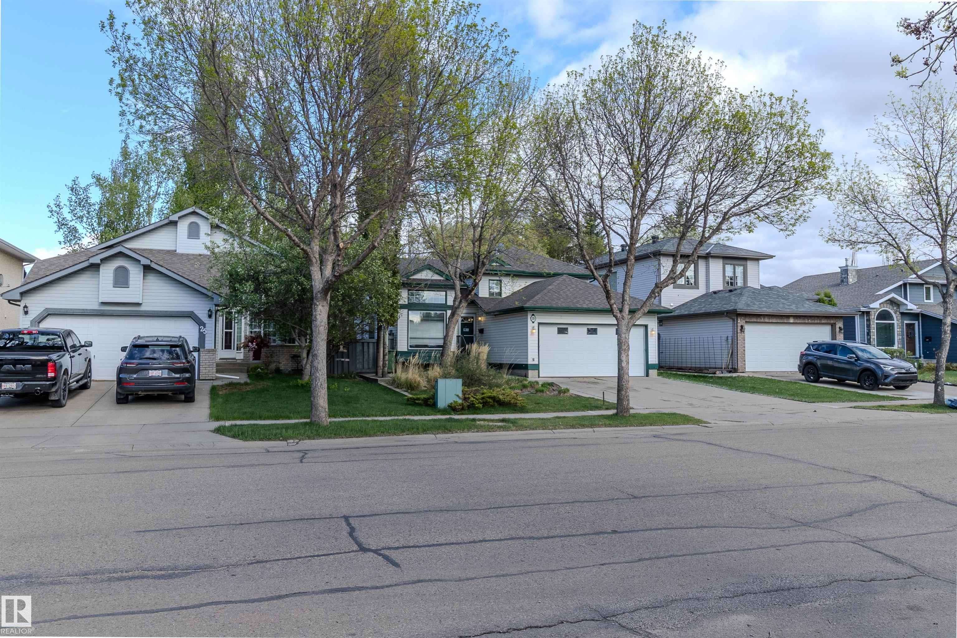 St. Albert, AB T8N 6K6,23 Oakmont DR