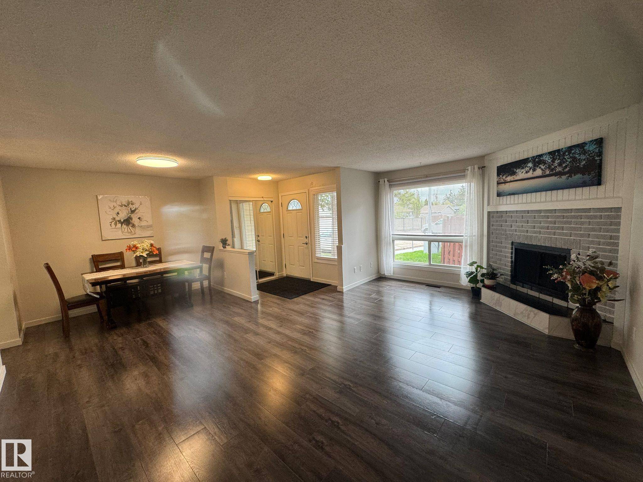 Edmonton, AB T5X 4P8,212A WARWICK RD NW