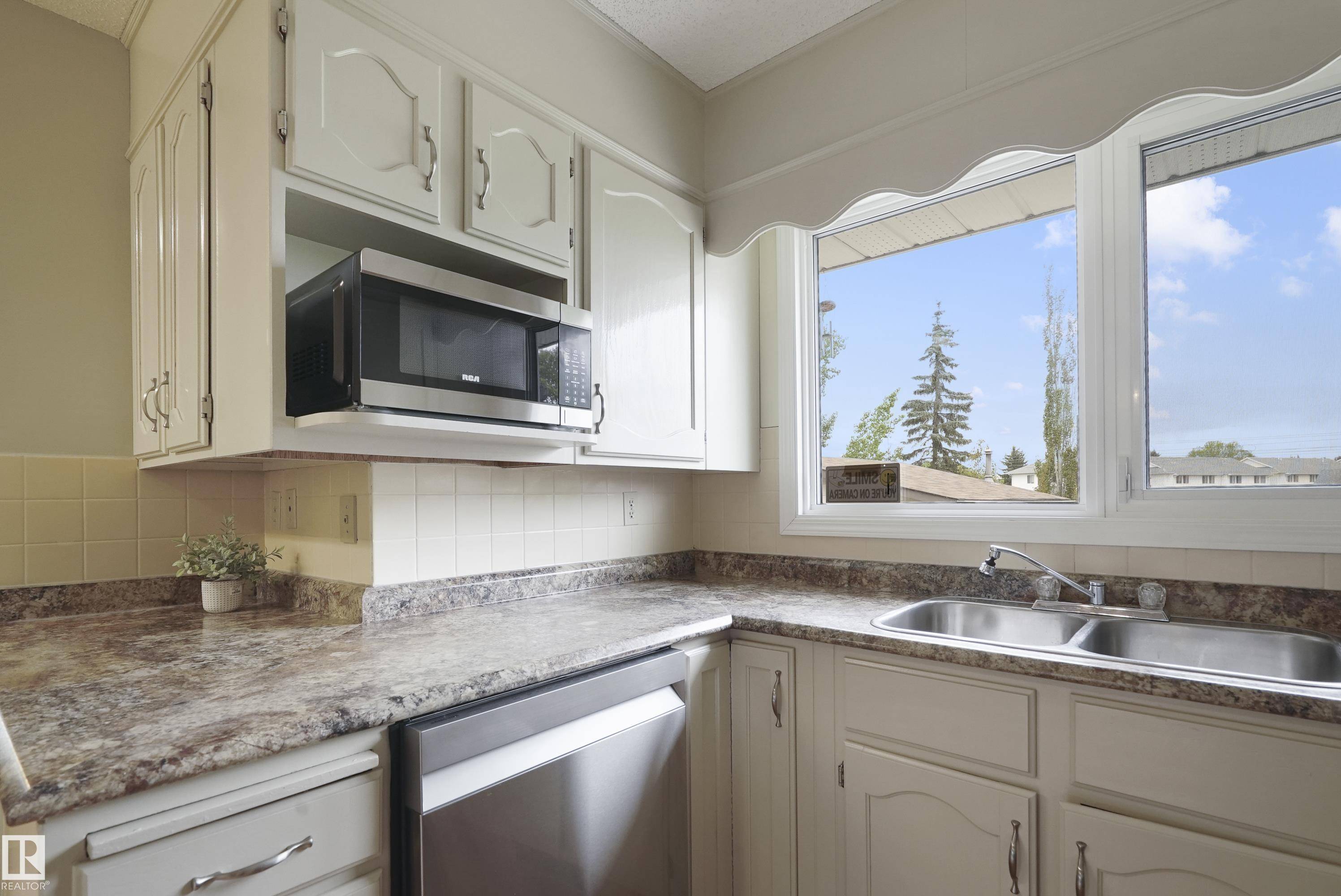 Edmonton, AB T6K 1M1,3135 67 ST NW