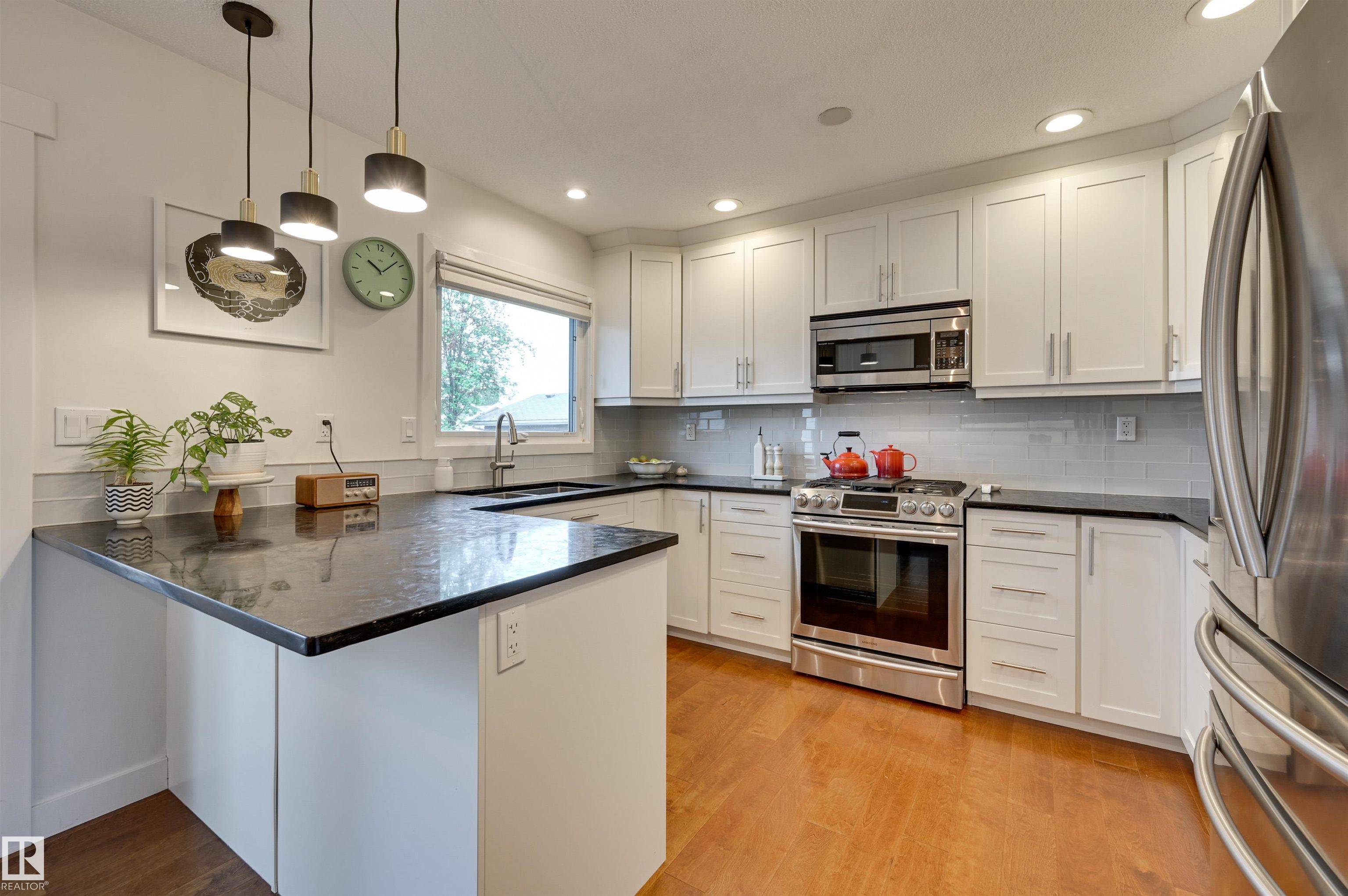 Edmonton, AB T6J 0L3,11427 38 AV NW