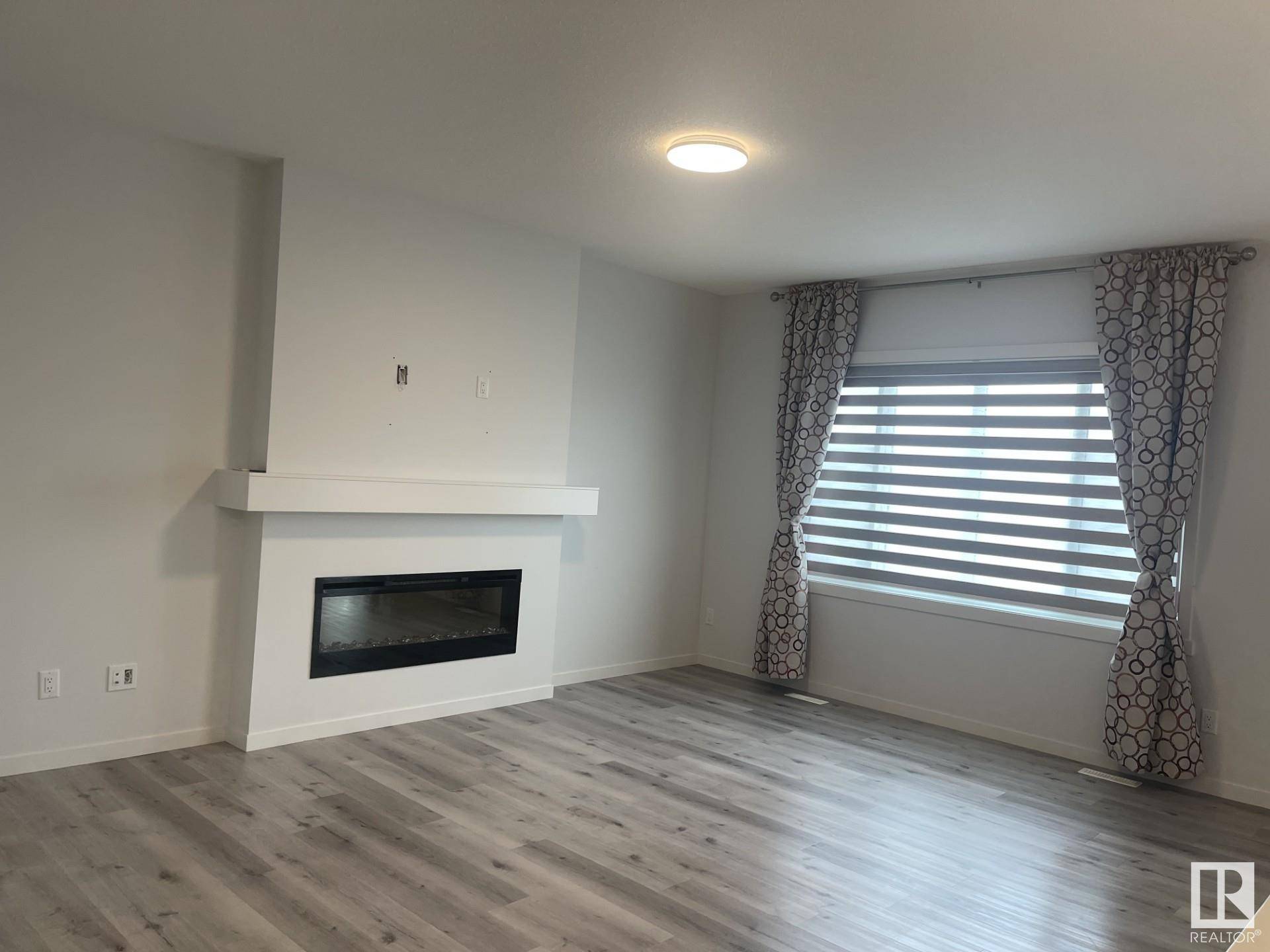Edmonton, AB T6M 1K3,2627 200 ST NW NW