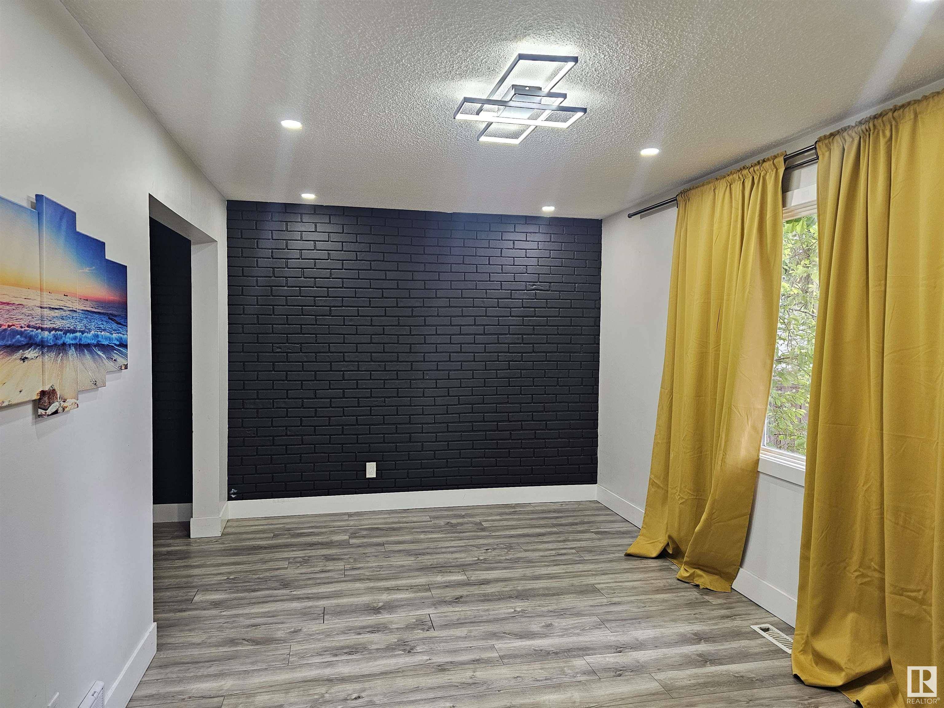 Edmonton, AB T5C 1L6,#2 14310 80 ST NW