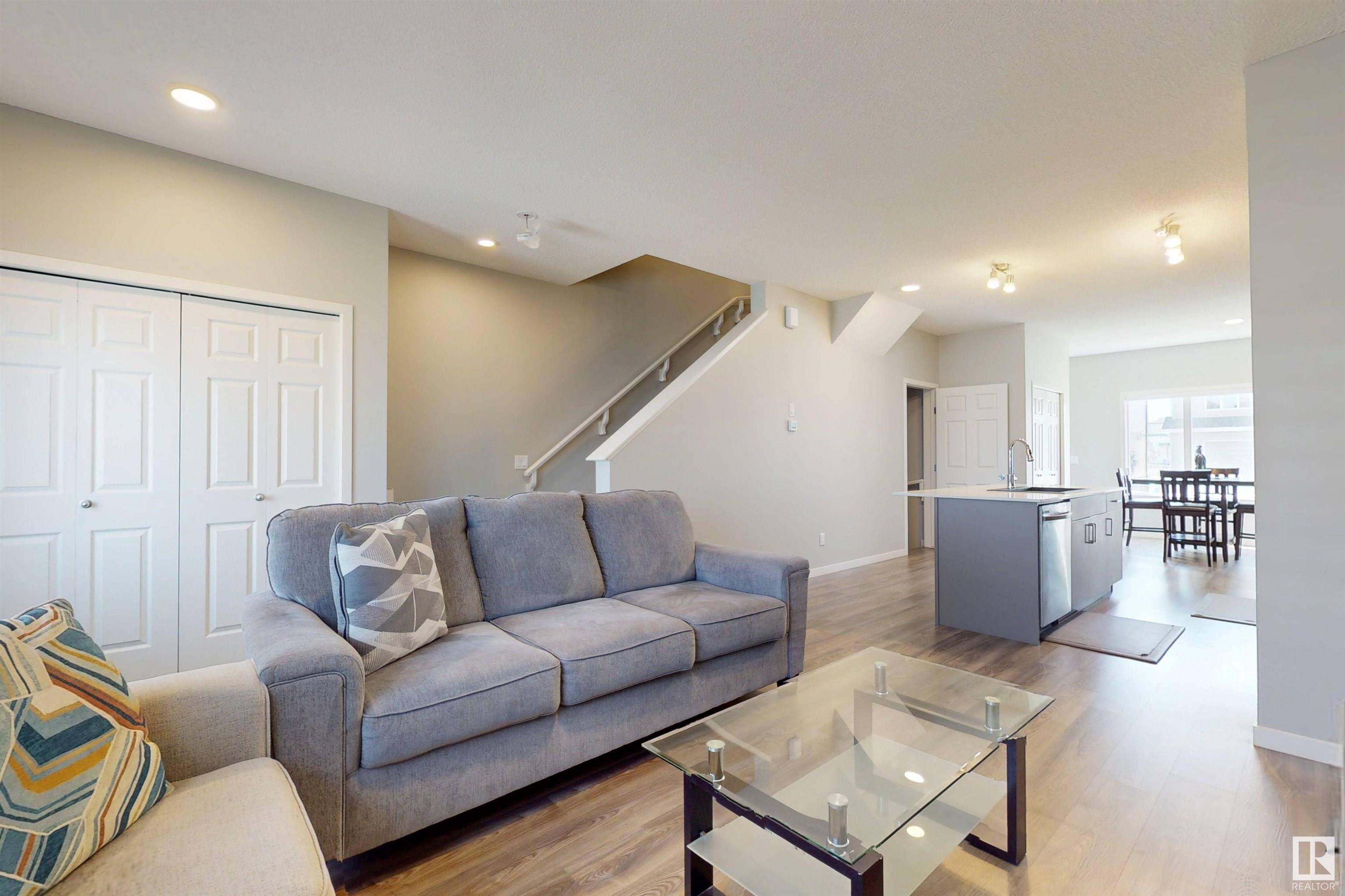 Edmonton, AB T6T 2N9,1527 16 AV NW
