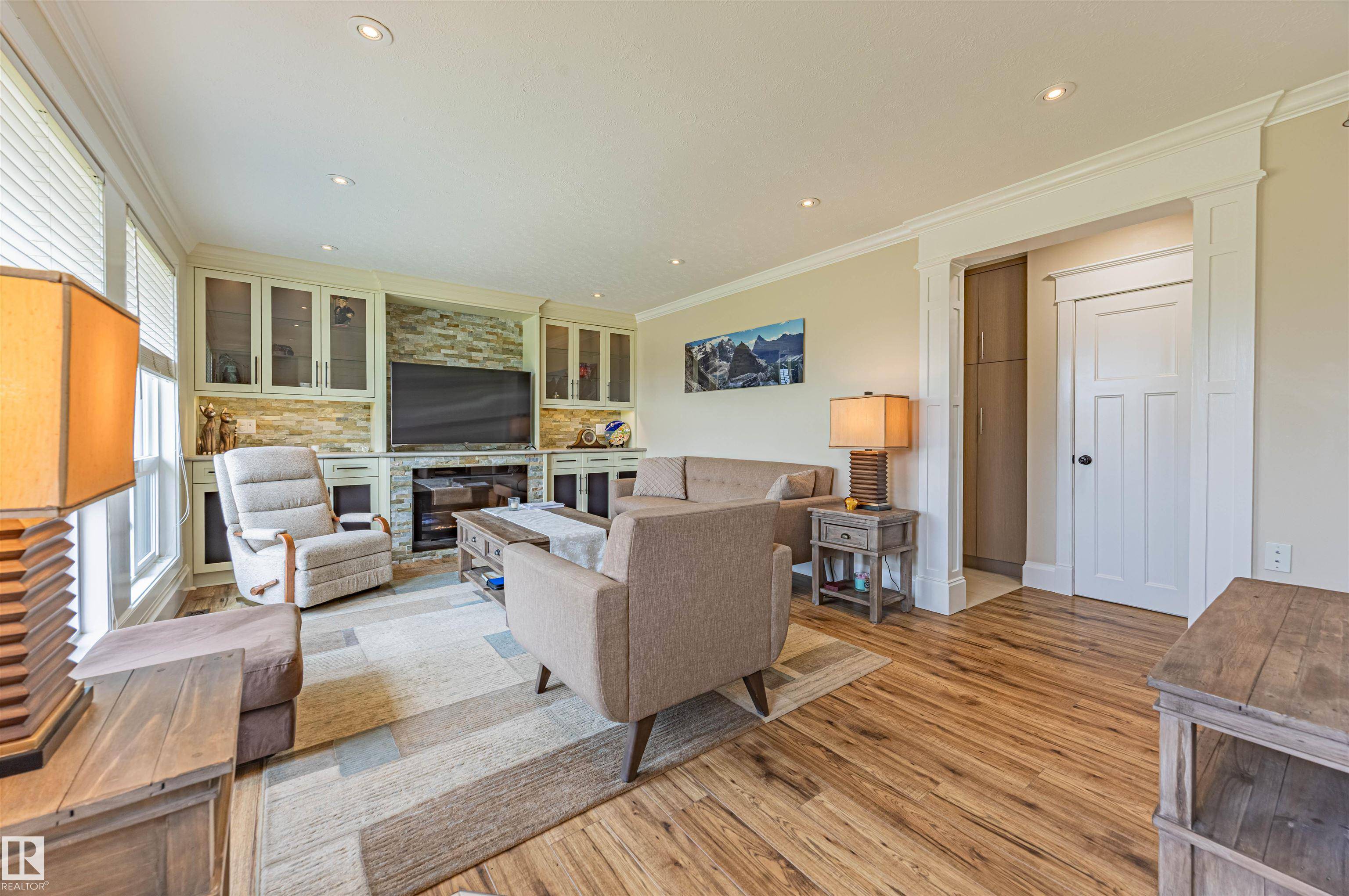 Edmonton, AB T5R 1T1,9027 154 ST NW