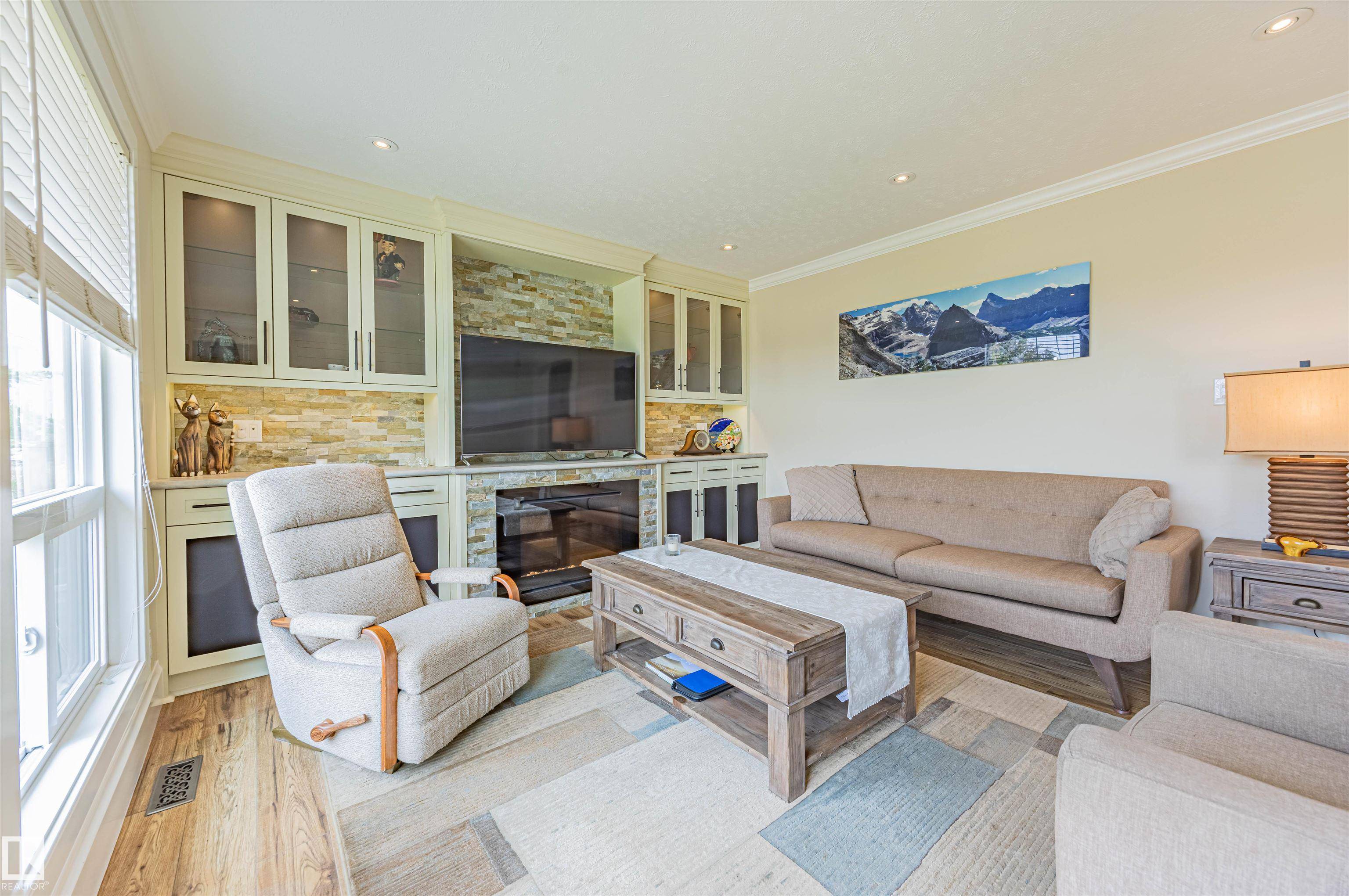 Edmonton, AB T5R 1T1,9027 154 ST NW