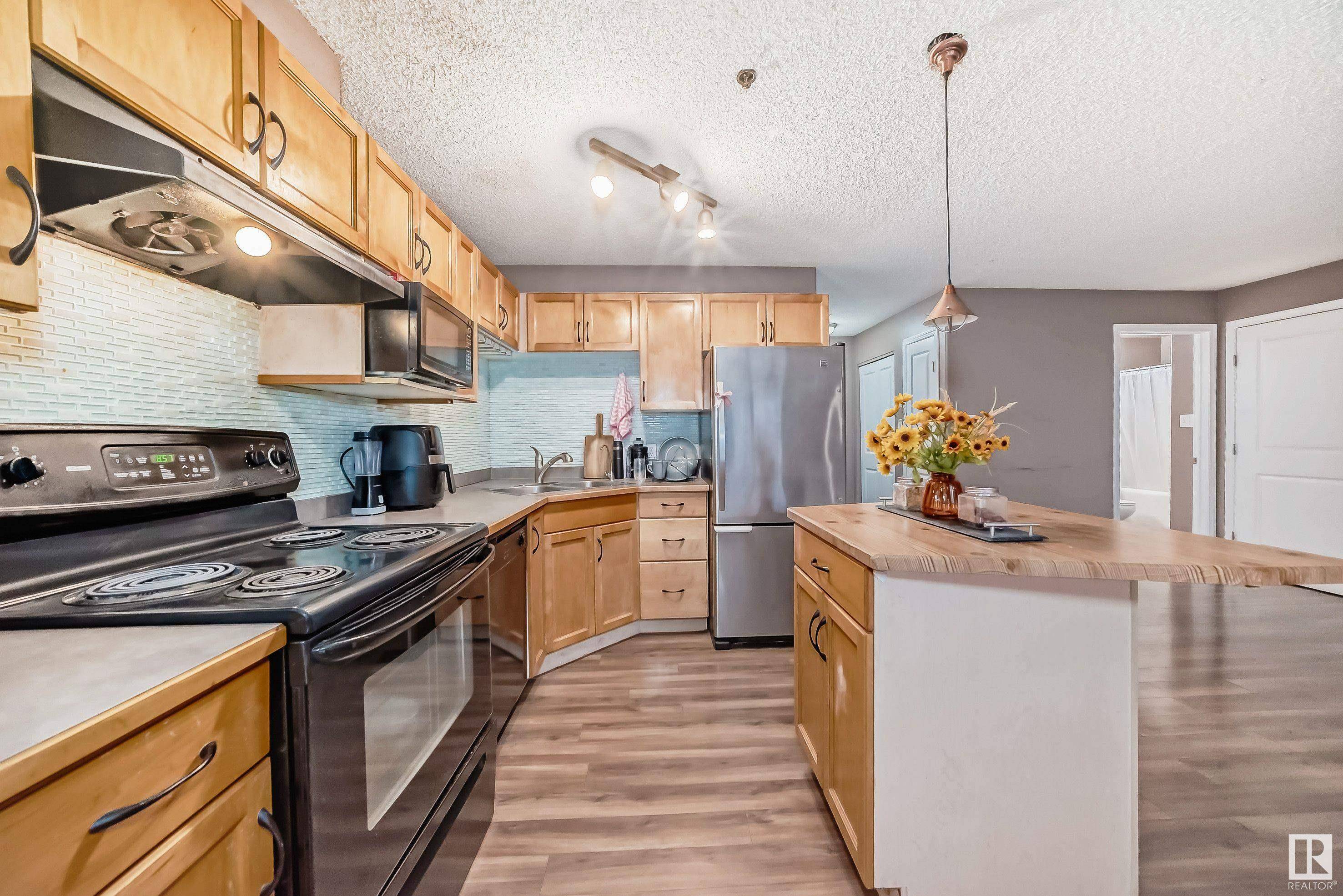 Edmonton, AB T6T 1Z2,110 2305 35A AV NW