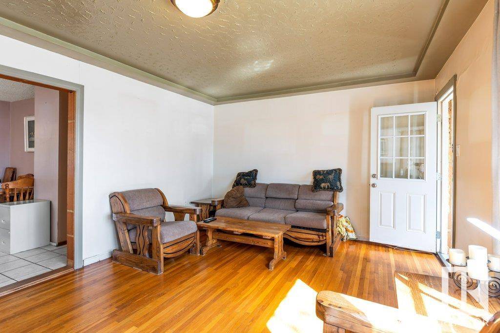 Edmonton, AB T5C 0G8,12610 69ST NW