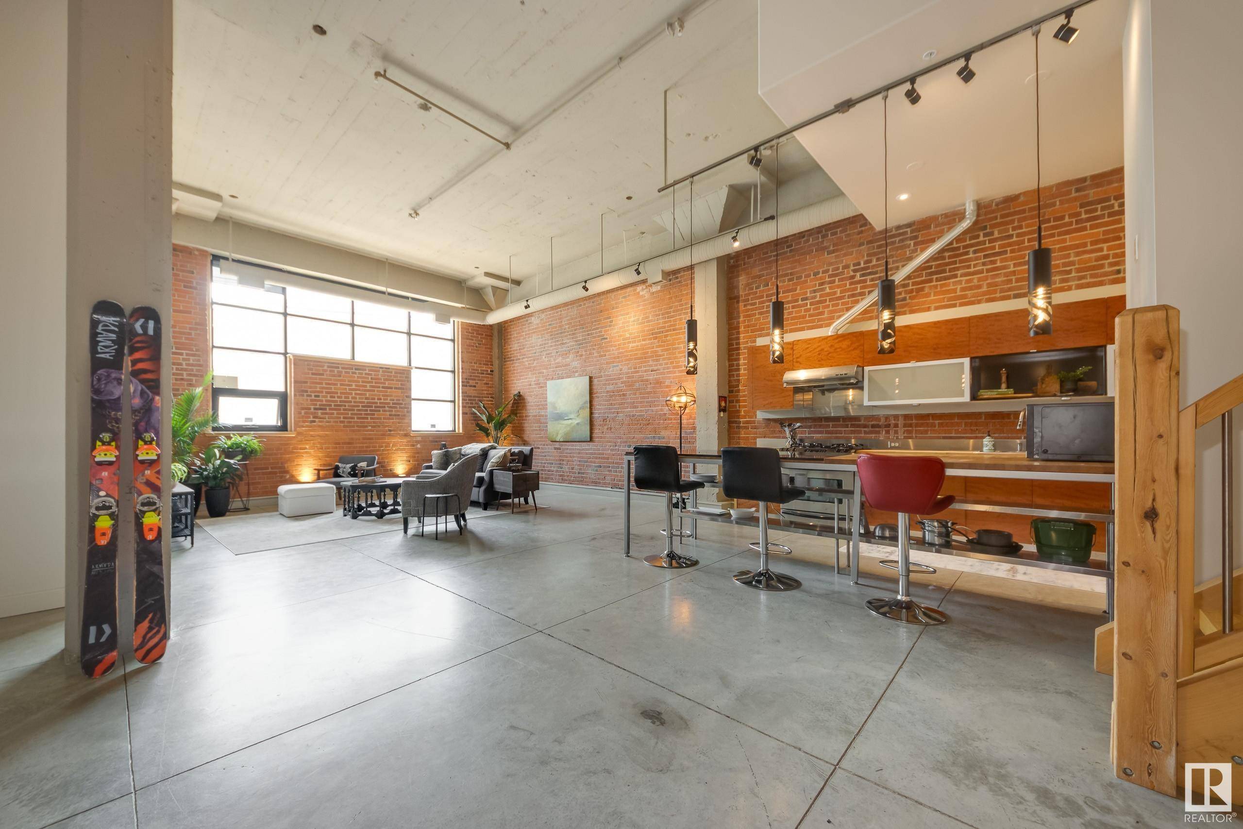Edmonton, AB T5J 5G2,#104 10265 107 ST NW