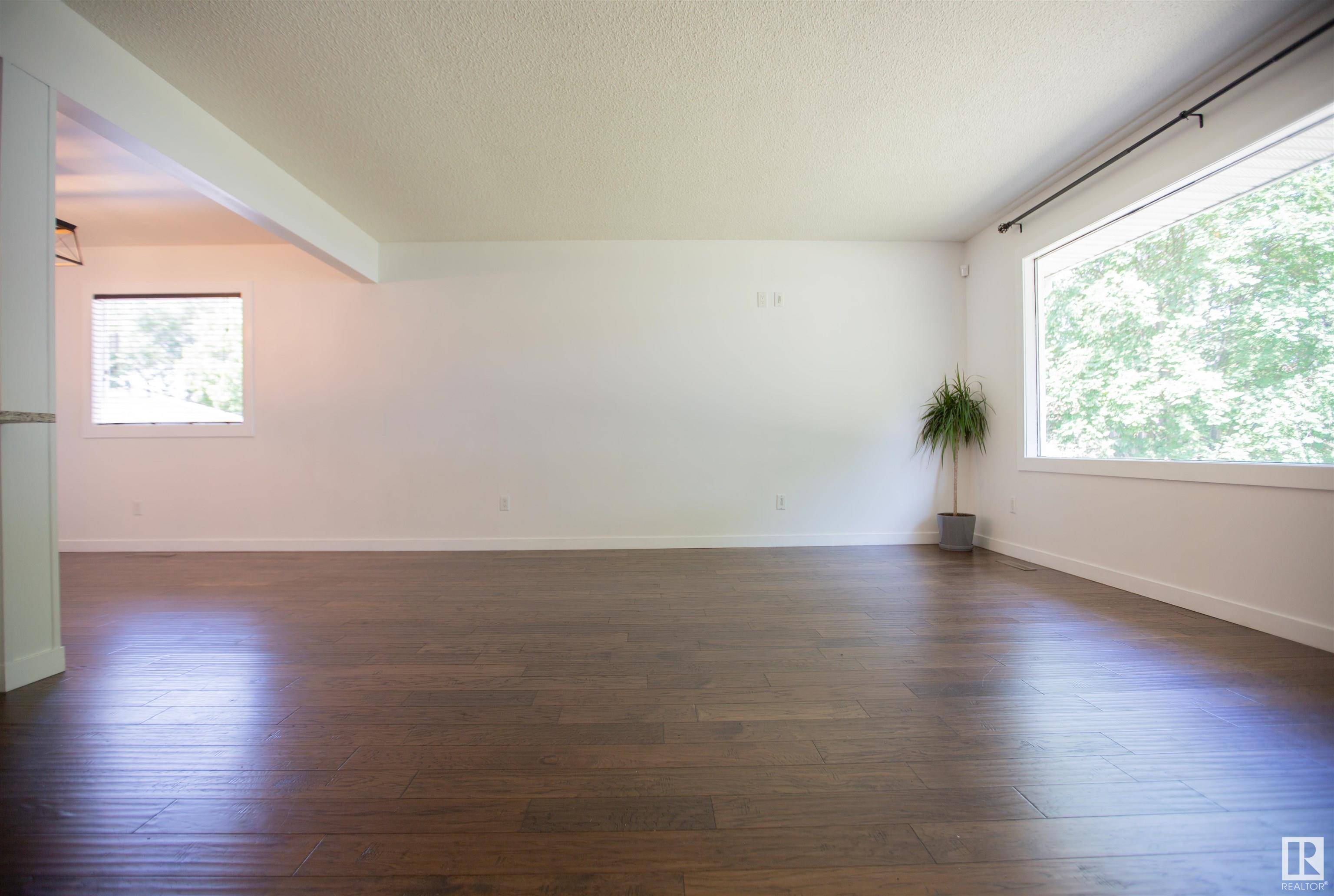 Edmonton, AB T5R 2B7,7816 158 ST NW