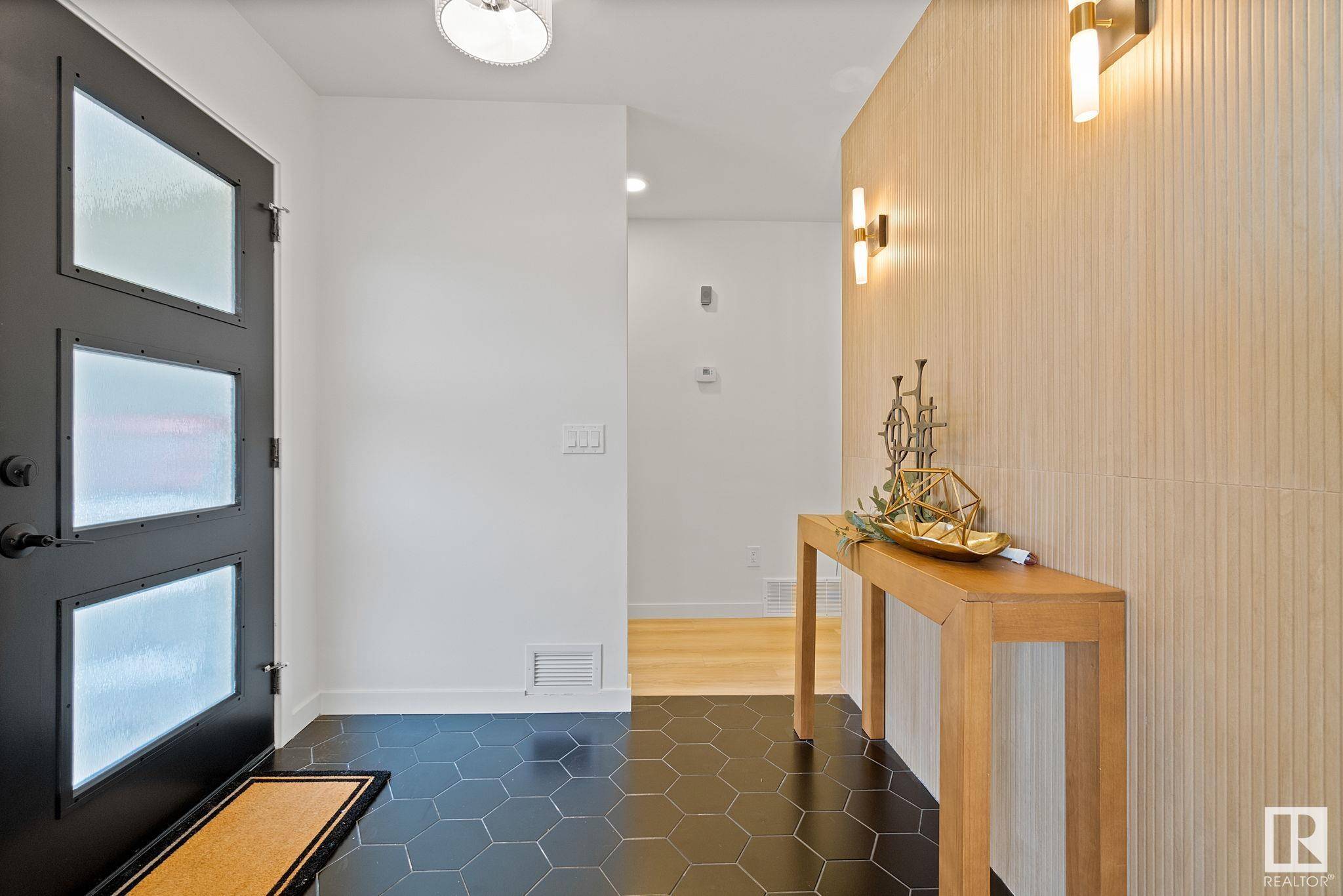 Edmonton, AB T6B 2B4,9444 74 ST NW