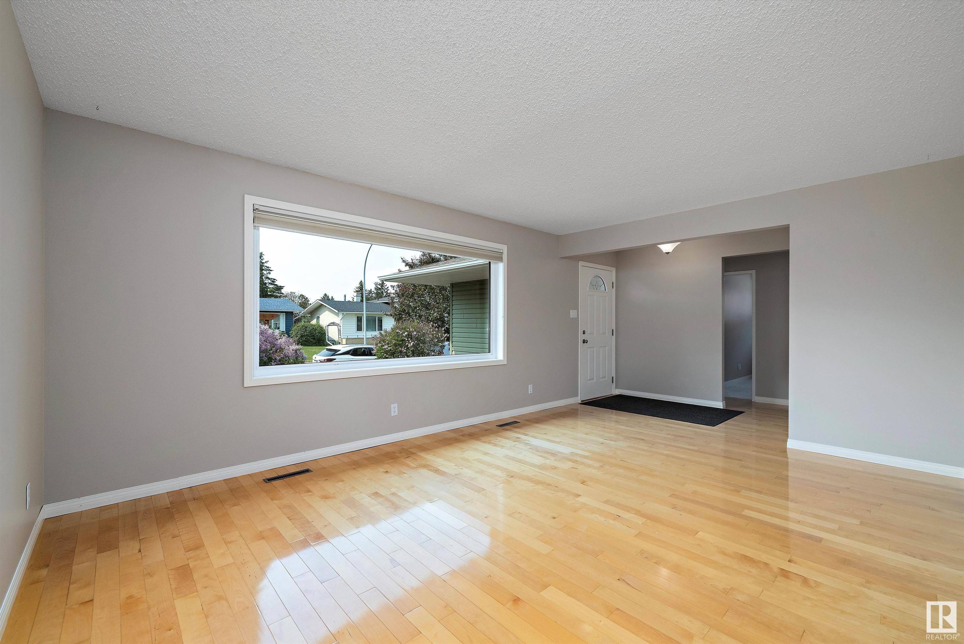 Edmonton, AB T6J 0M9,11716 39 AV NW