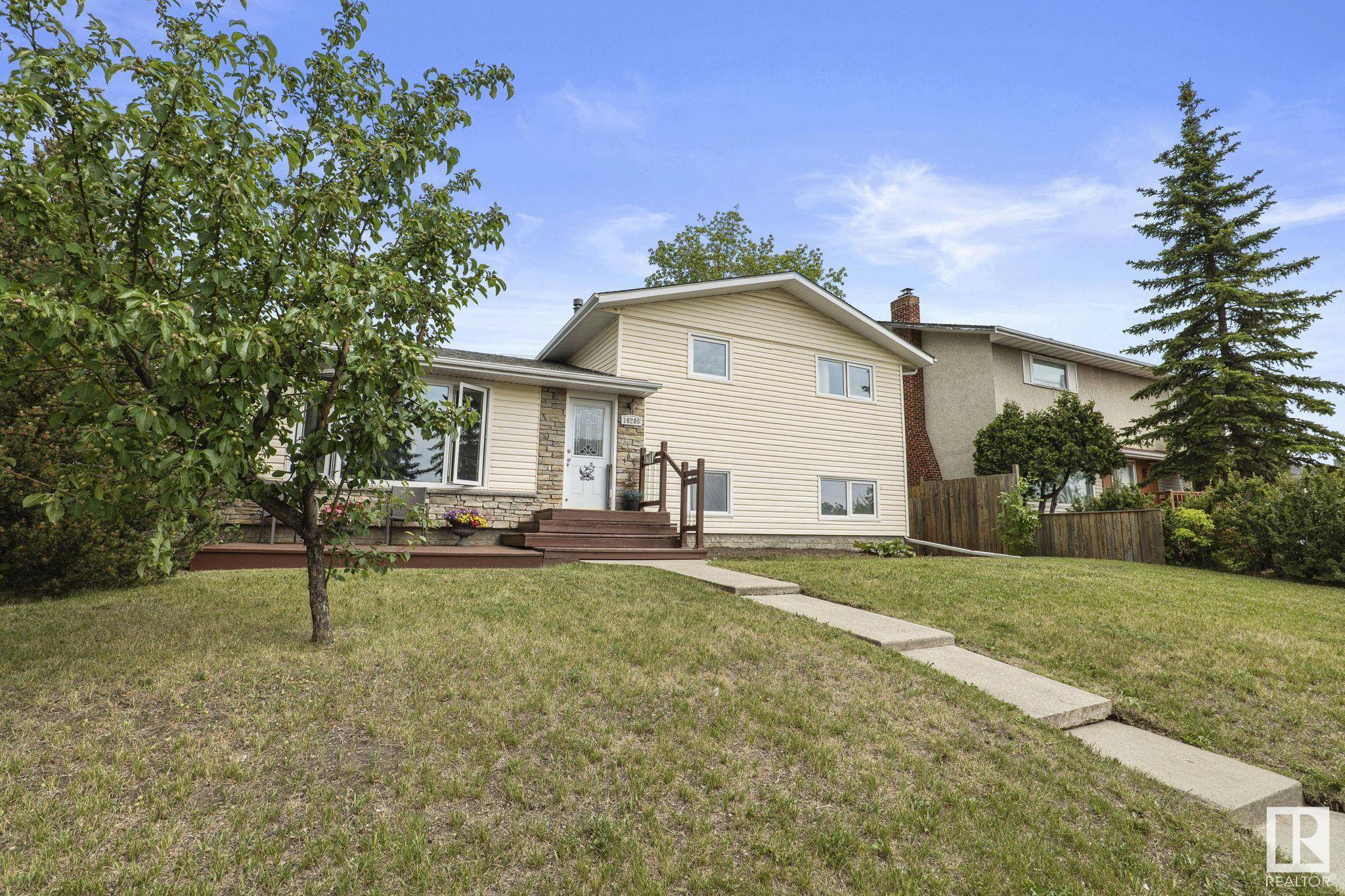 Edmonton, AB T5R 4G9,16208 87 AV NW