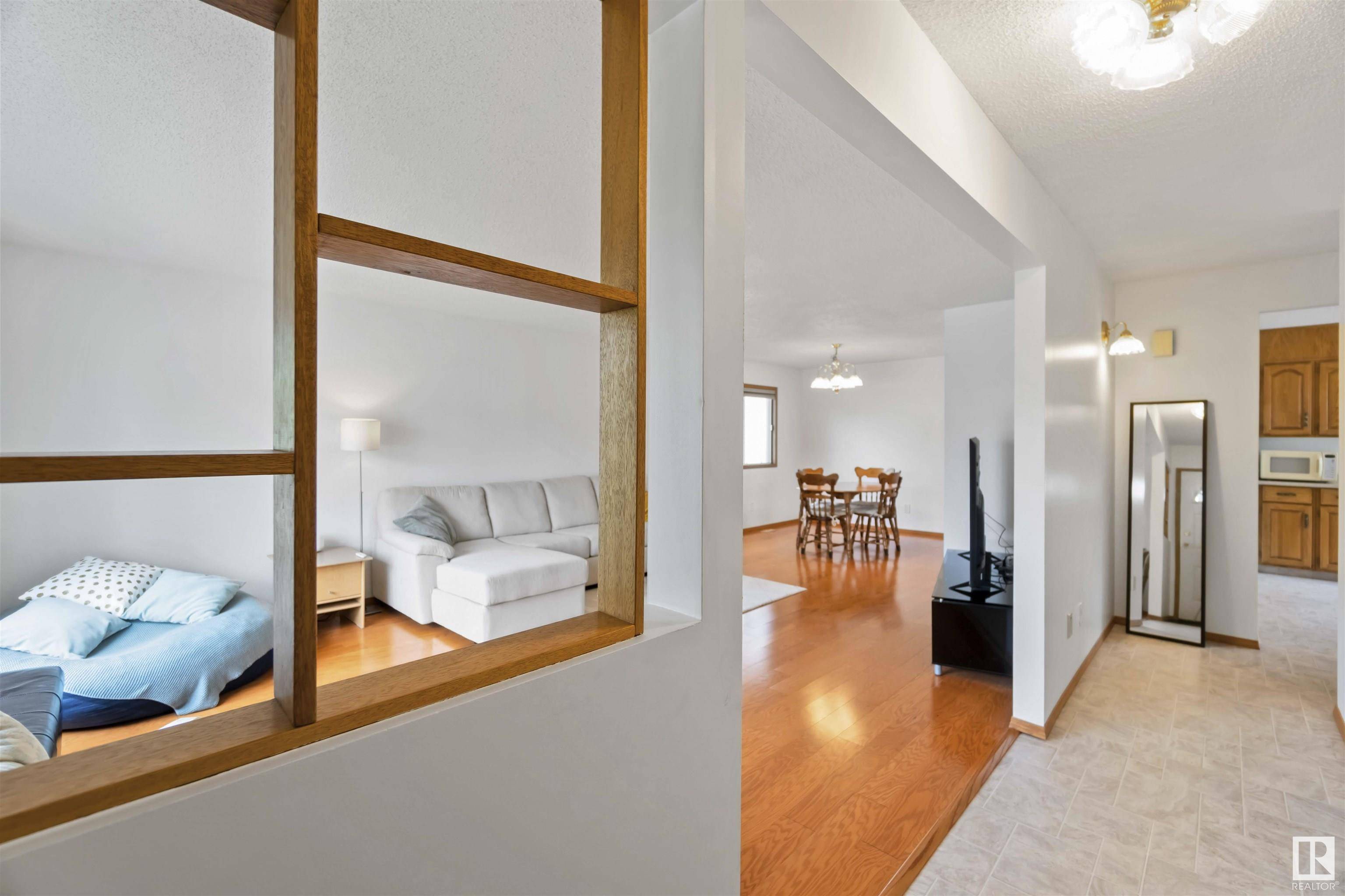 Edmonton, AB T5A 4R4,5307 139 AV NW