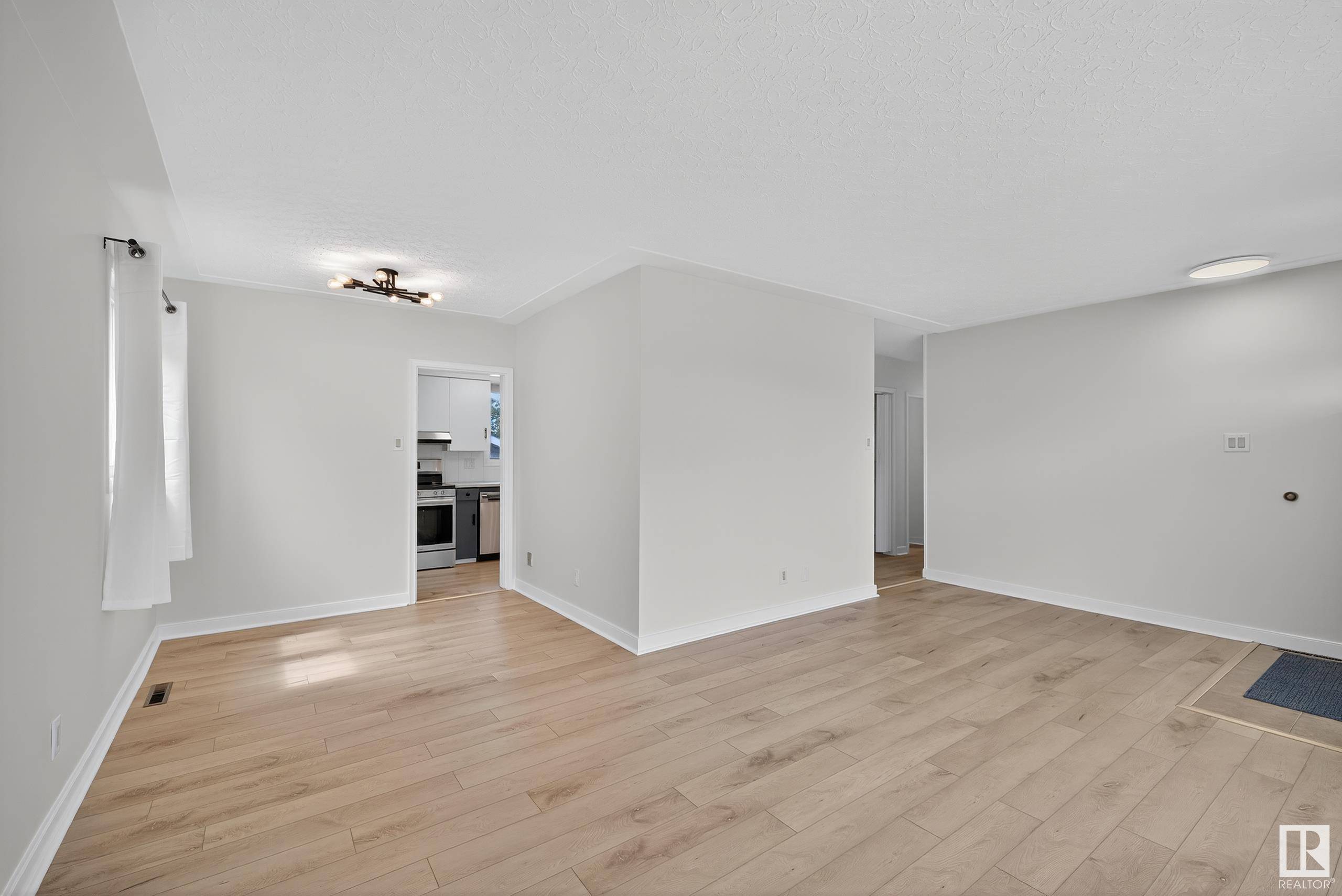 Edmonton, AB T5R 1Y4,8306 156 ST NW NW