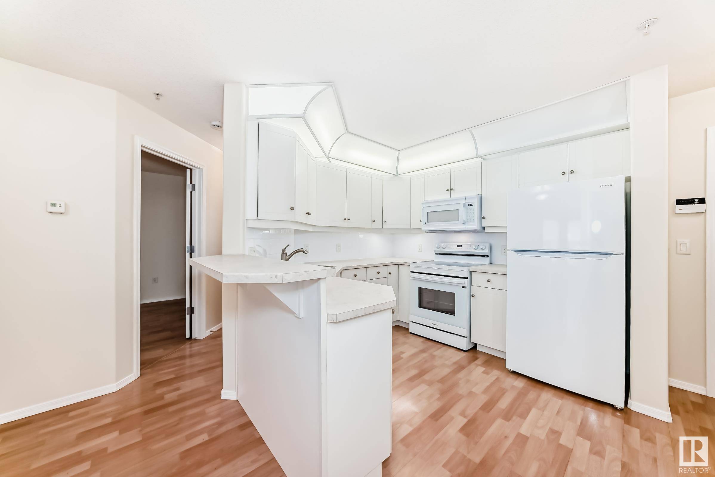 Edmonton, AB T5H 4M6,#102 9008 99 AV NW NW