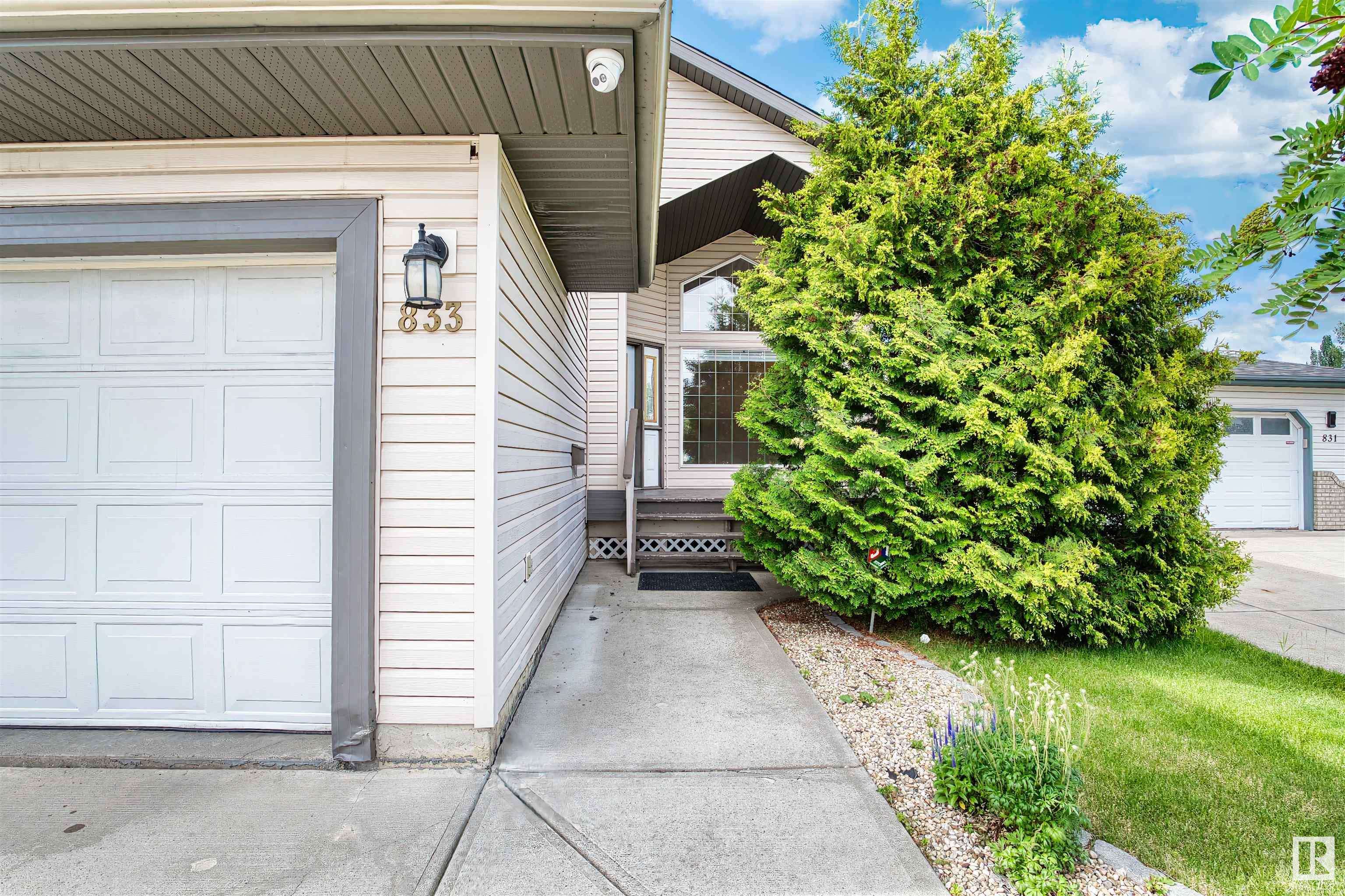 Edmonton, AB T6R 2N1,833 RYAN PL NW