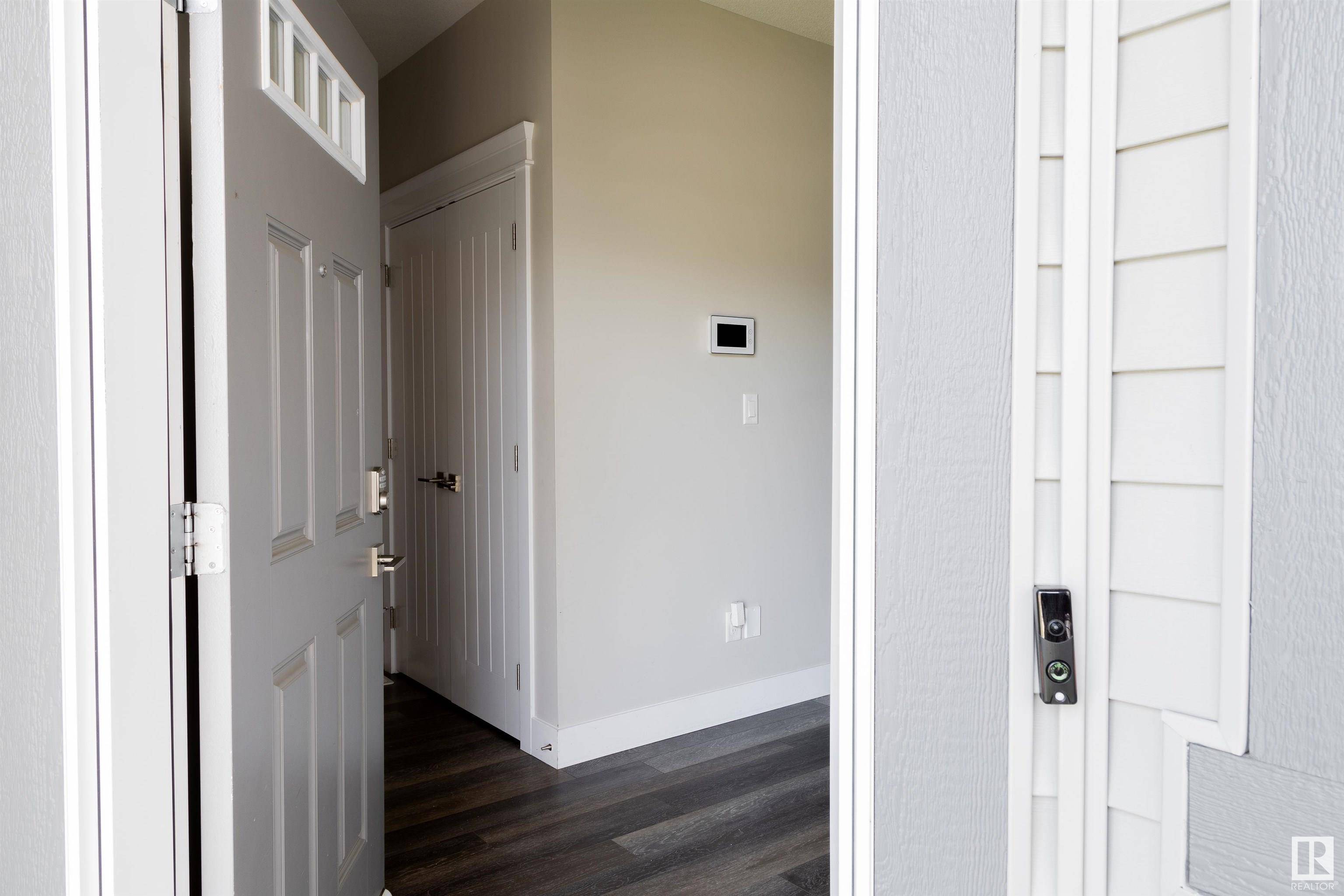 Edmonton, AB T6W 3X4,2722 Collins CR SW