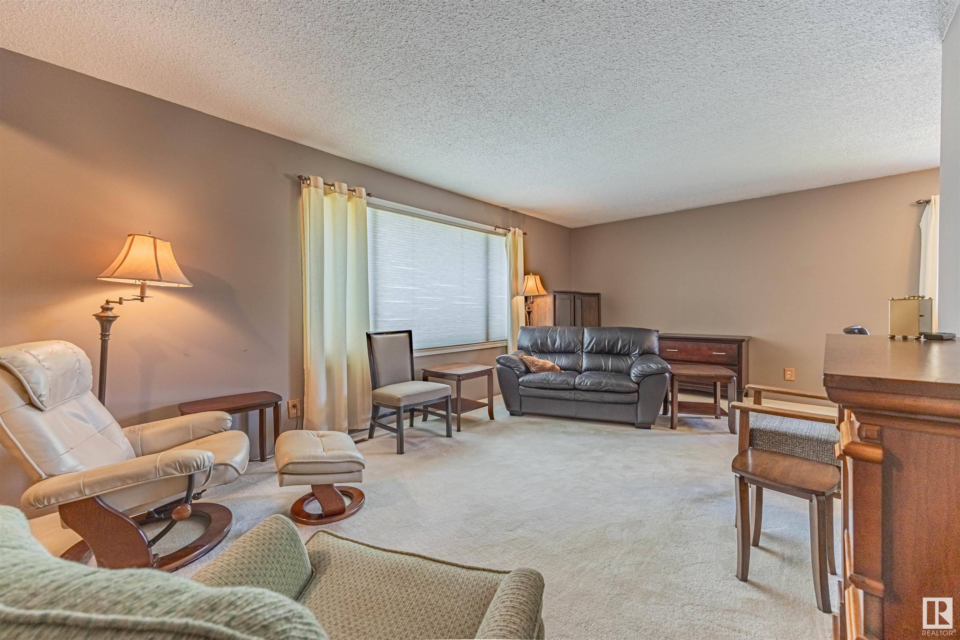 Edmonton, AB T6B 1L7,9359 58 ST NW