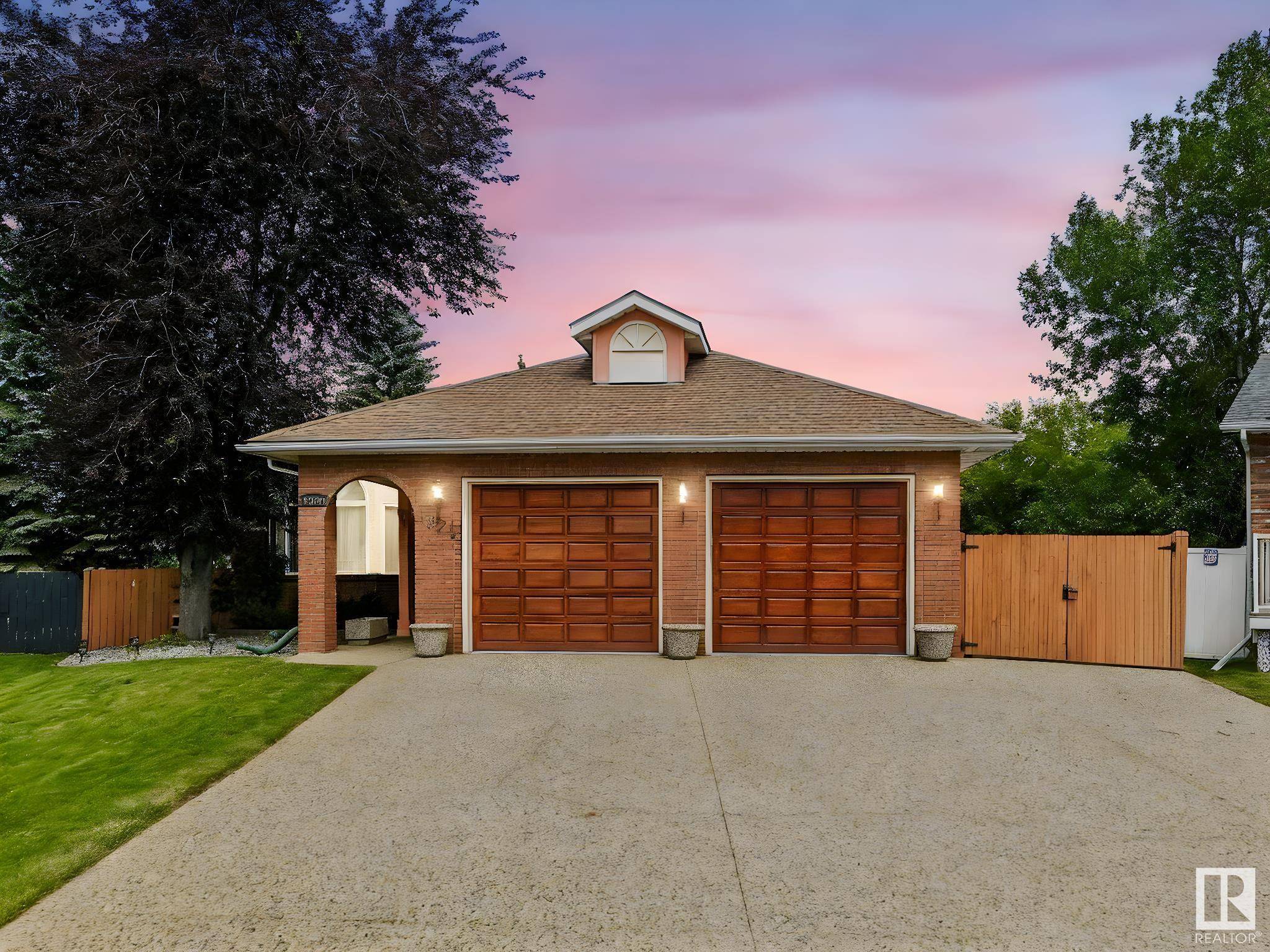 Edmonton, AB T6J 6K4,1820 BEARSPAW DR W NW