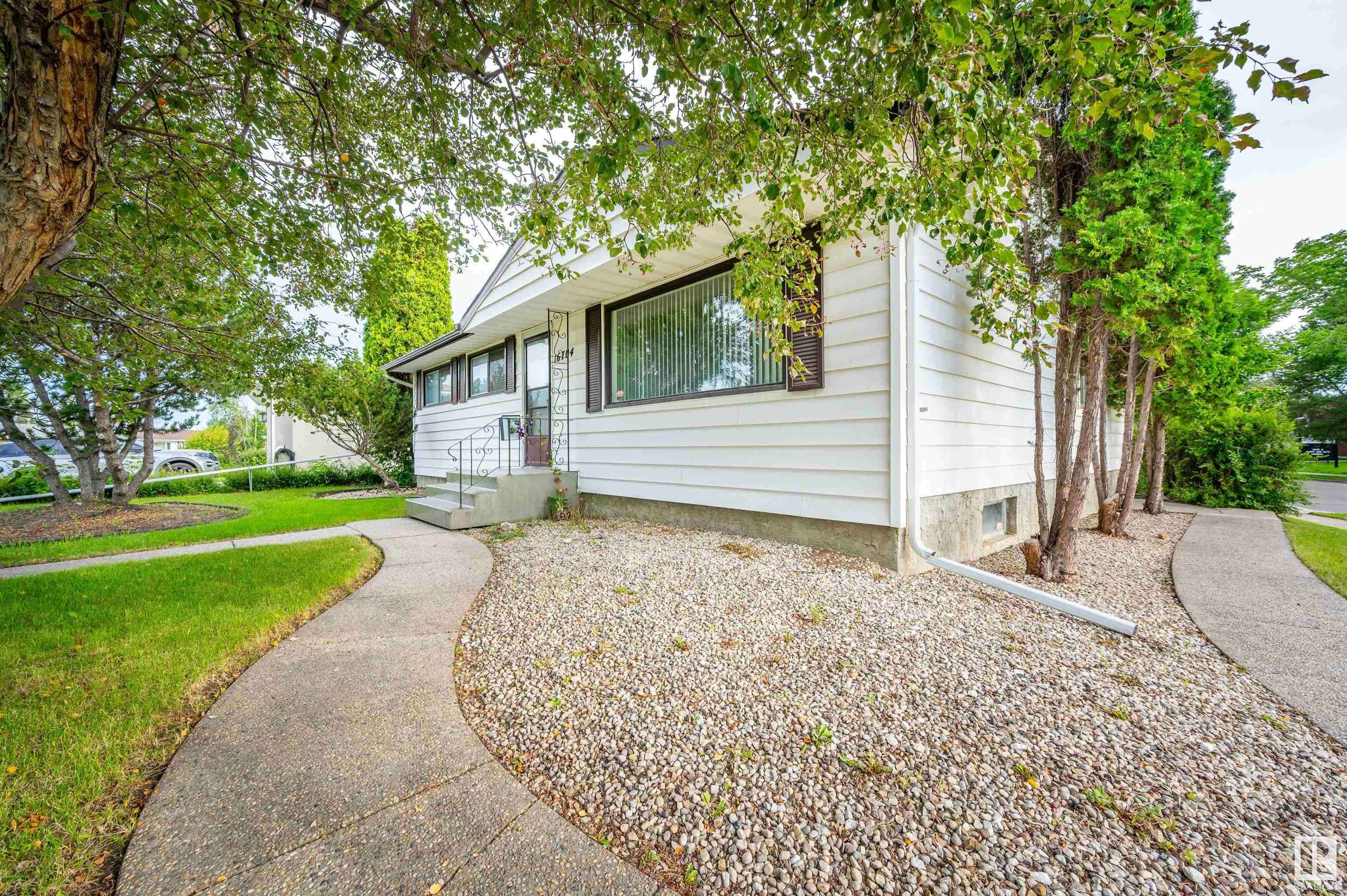 Edmonton, AB T5R 3P7,16704 81 AV NW NW