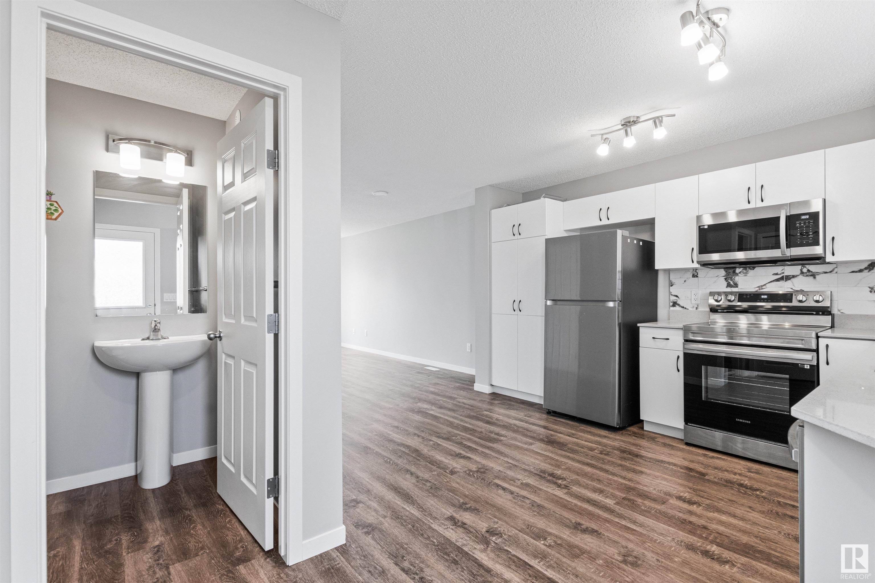 Edmonton, AB T6M 3B2,2820 193 ST NW