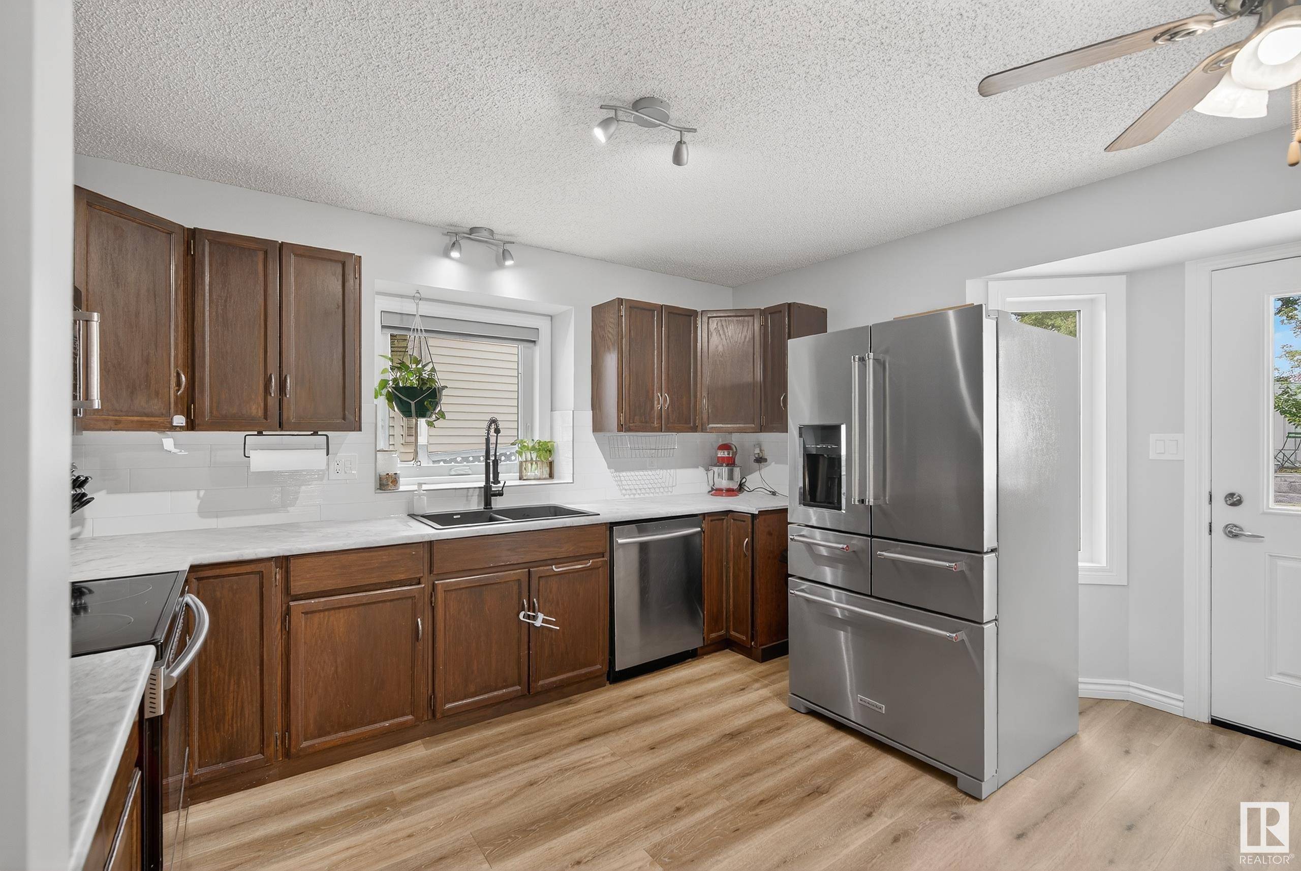 Edmonton, AB T5A 4V7,6216 152C AV NW