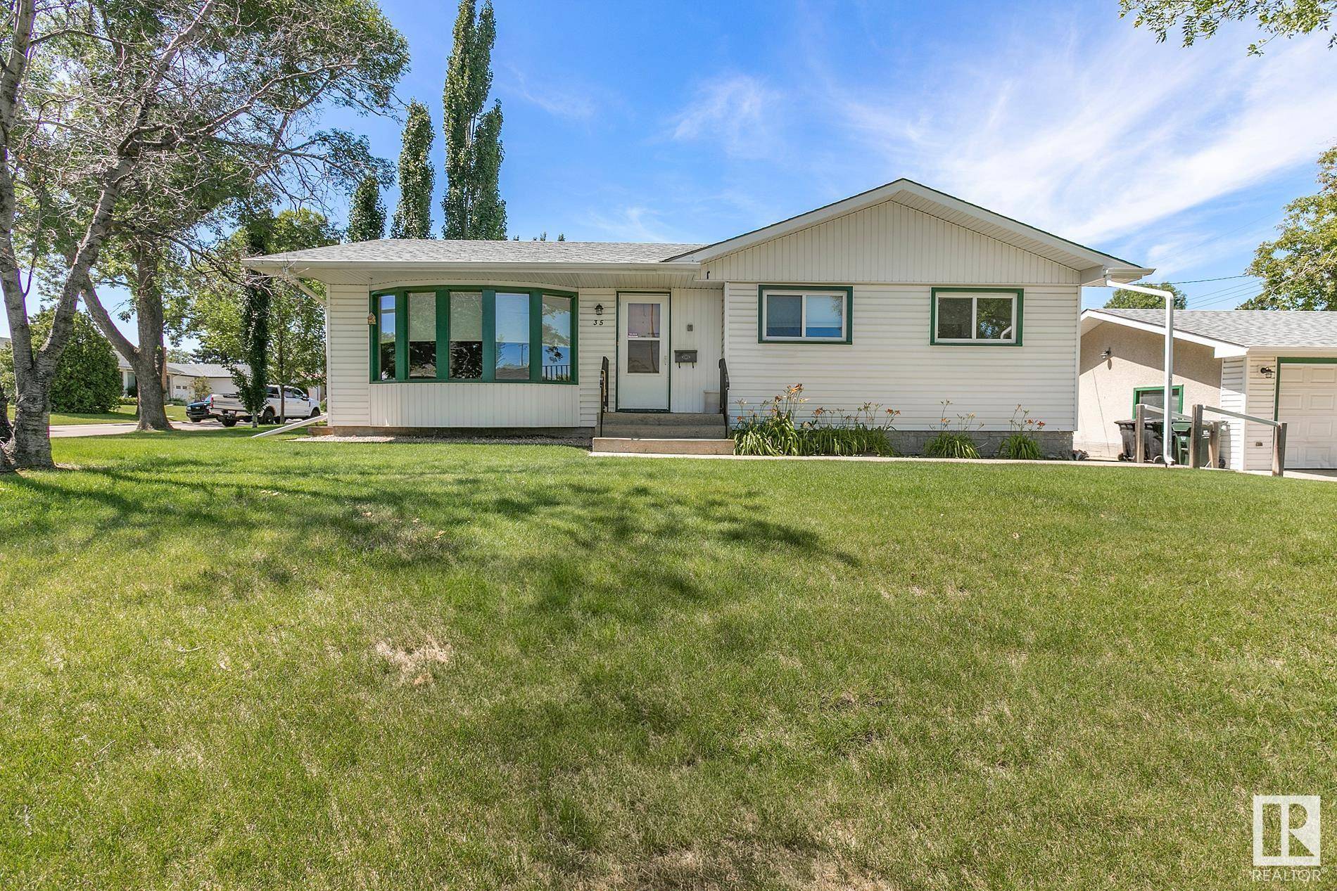 Sherwood Park, AB T8A 1W3,35 IVY CR