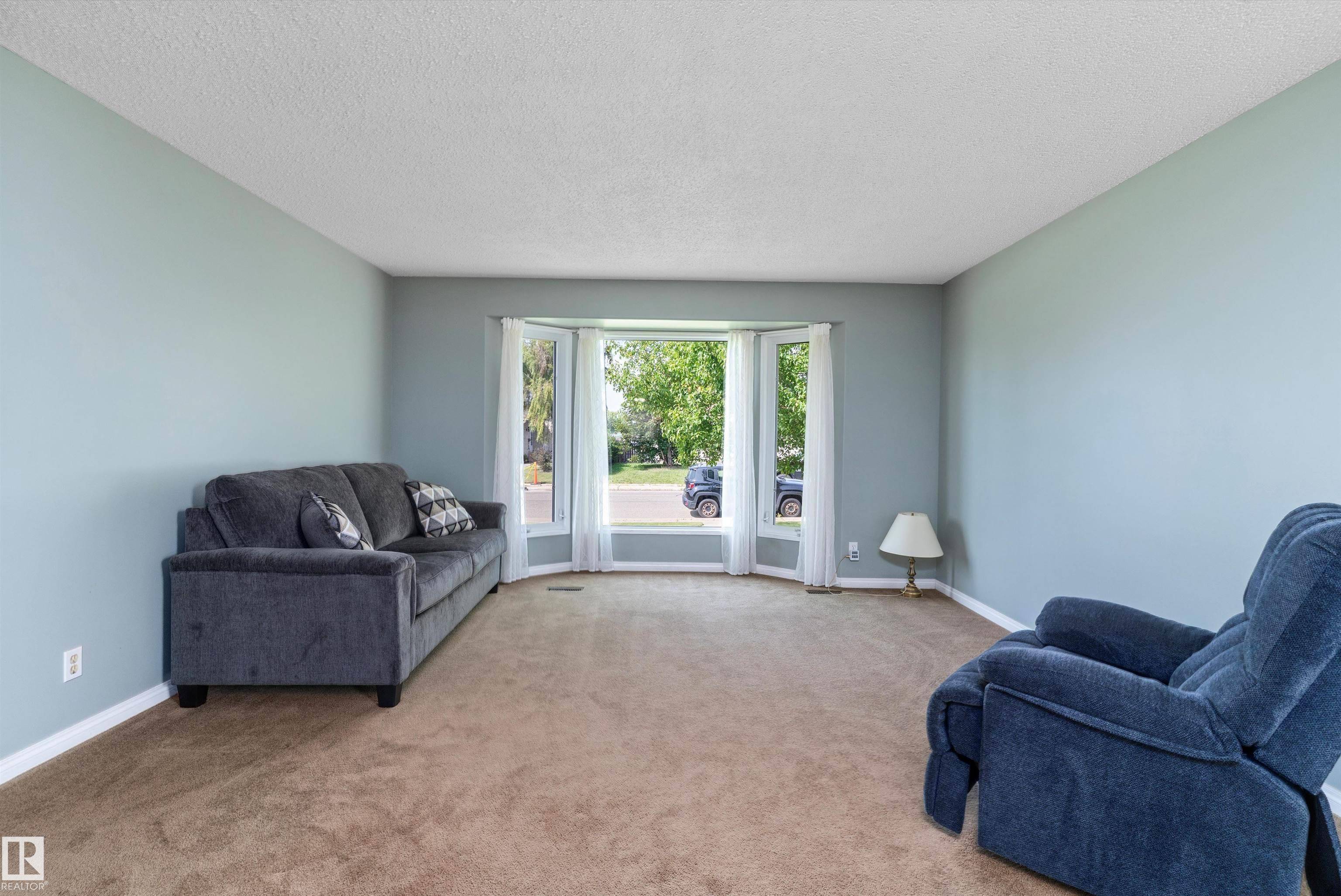 Edmonton, AB T6K 2V2,836 KNOTTWOOD RD S NW