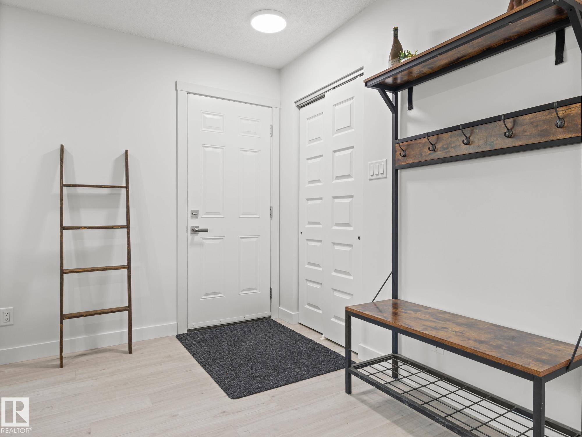 Edmonton, AB T5R 3M8,16423 80 AV NW