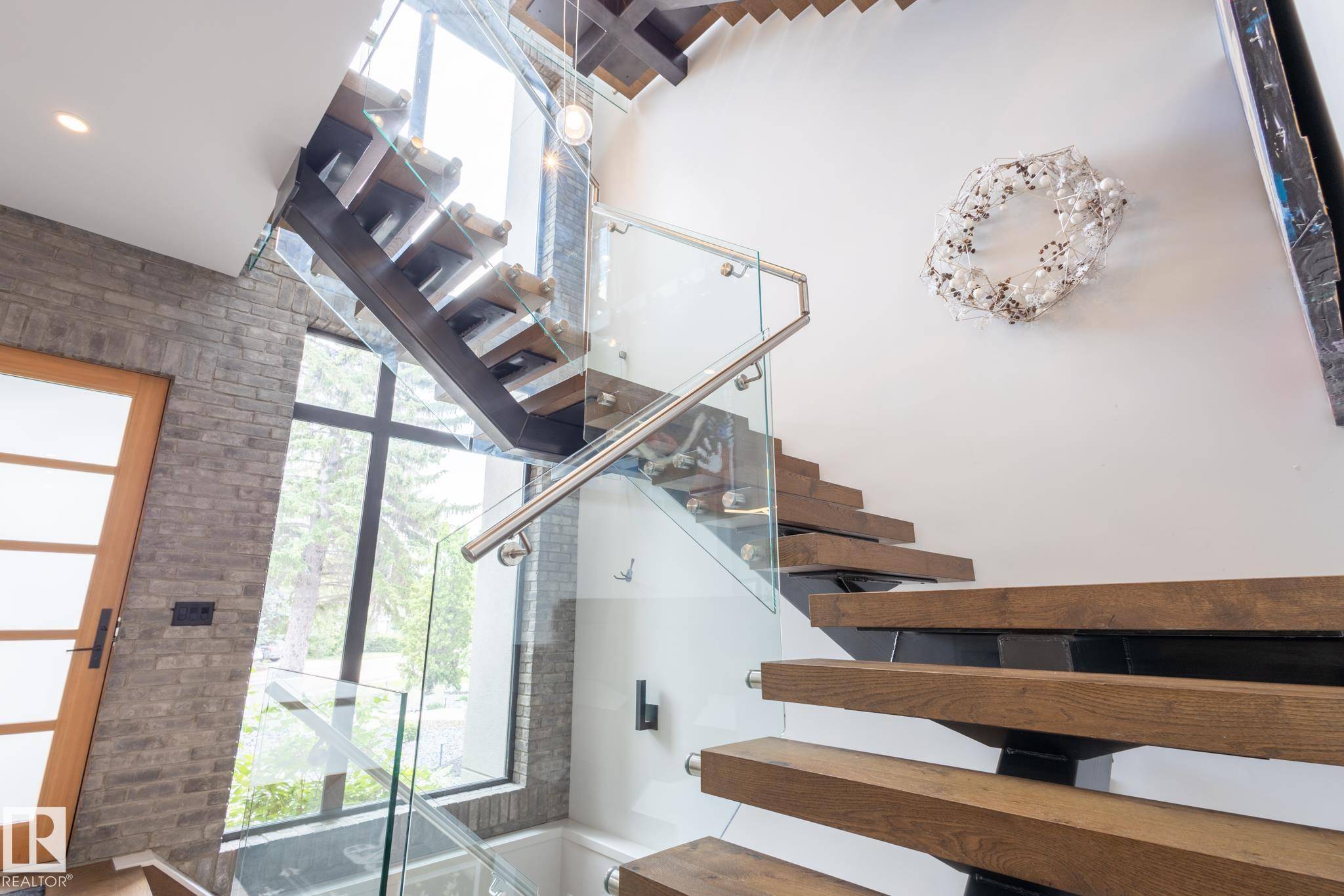 Edmonton, AB T5R 5A8,14027 91A AV NW